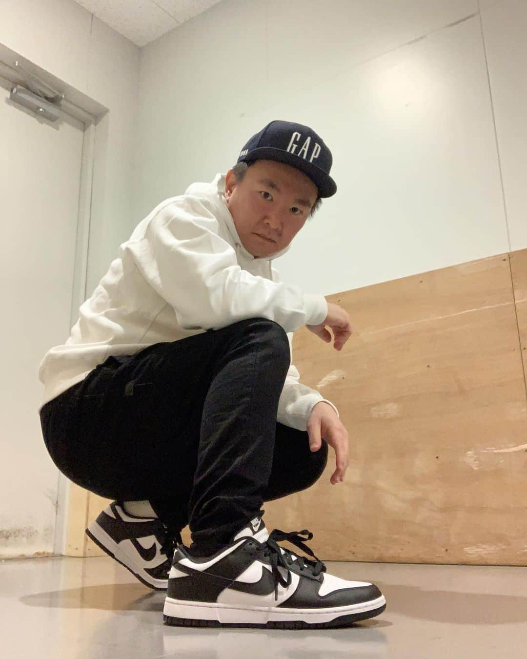 山内健司（かまいたち）さんのインスタグラム写真 - (山内健司（かまいたち）Instagram)「。 今日は幕張イオンモールで舞台  そんな僕のファッションは  ahmurderzの新作パーカー😆  スニーカーはNIKE DUNK LOW  白黒はカッコいいですねー  めちゃくちゃいい感じです🖐  どうやって買ってますか？と聞かれますが、最近は抽選外れたのはモノカブで買ってます🖐  まだモノカブで買ってない人は知らないと思いますが、ラクマ、メルカリ、ヤフオクよりも安いほうが多いんです🌅  ほんで鑑定もついてるからめちゃくちゃオススメです㊗️  YouTubeでコラボさせてもらったキッカケで利用するようになったんですが、フェイク掴まされて落ち込んだりしなくて済むからマジでオススメです🏇🏇🏇  個人の感想ですけど🎍  近々最近買ったやつ一気に見せまーす👍👍👍👍👍  #nike  #sneaker #モノカブ #dunklow  #ahmurderz  #newera  #かまいたち山内」1月10日 11時42分 - sneakerkenji0117