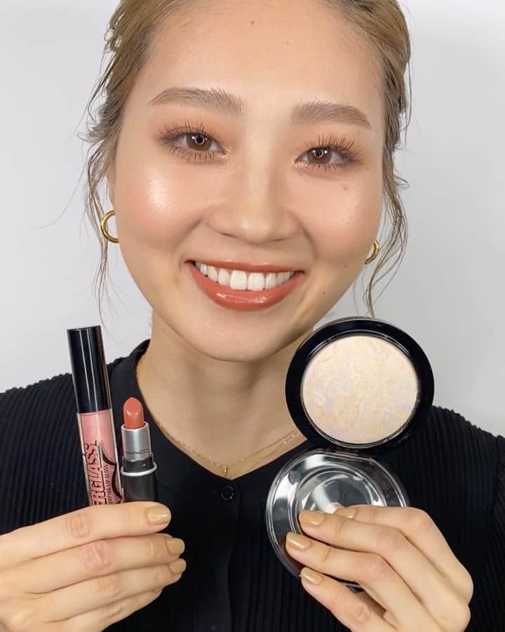 M∙A∙C Cosmetics Japanのインスタグラム：「【公式オンライン限定】 M･A･Cのベストセラーのハイライトパウダー「ライトスカペード」と、リップスティック「モカ」のミニサイズ、ひと塗りでボリュームを叶えるプランピングリップグロスなどが入ったニューイヤー特別キットが登場🎍✨ ㅤ ■M･A･C ニューイヤー ハイライター&リップ コフレ 税込¥7,920 (税込¥11,440相当) キット内容： -M·A·C ミネラライズ スキンフィニッシュ ライトスカペード -ストロボクリーム ピンクライト 15ML  -パワーガラス プランピング リップ グロス ジー ザッツ スウェル!  -リップスティック モカ  -イン エクストリーム ディメンション 3D ブラック ラッシュ 1G【サンプル】 -イン エクストリーム ディメンション 3D ブラック ラッシュ 1G【サンプル】」