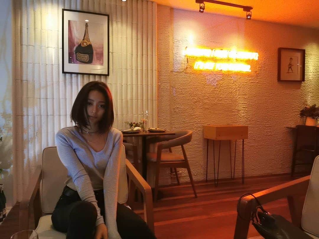 脇田恵子のインスタグラム：「#脇田のｔｈａｉメモ  マーチウッド🍷🍾🍽️ ナチュラルワインシャンパンバー。  ここのフードはフュージョン料理かな🤔 ノンアルな私でも美味しく頂ける😇。 何より内装がラフにおしゃれでギラギラしてなくて居心地がよくて🧸  何食べても美味しい🤤🤤 写真はないけど、 和風醤油スパゲッティ🍝 あっさり系のパスタかと思いきや こってりタレの鰻のパスタで 味も香りも食感も🏅風味豊かで大好きなお店！  また行きたいなぁ🗿。 #ｔｈａｉ」