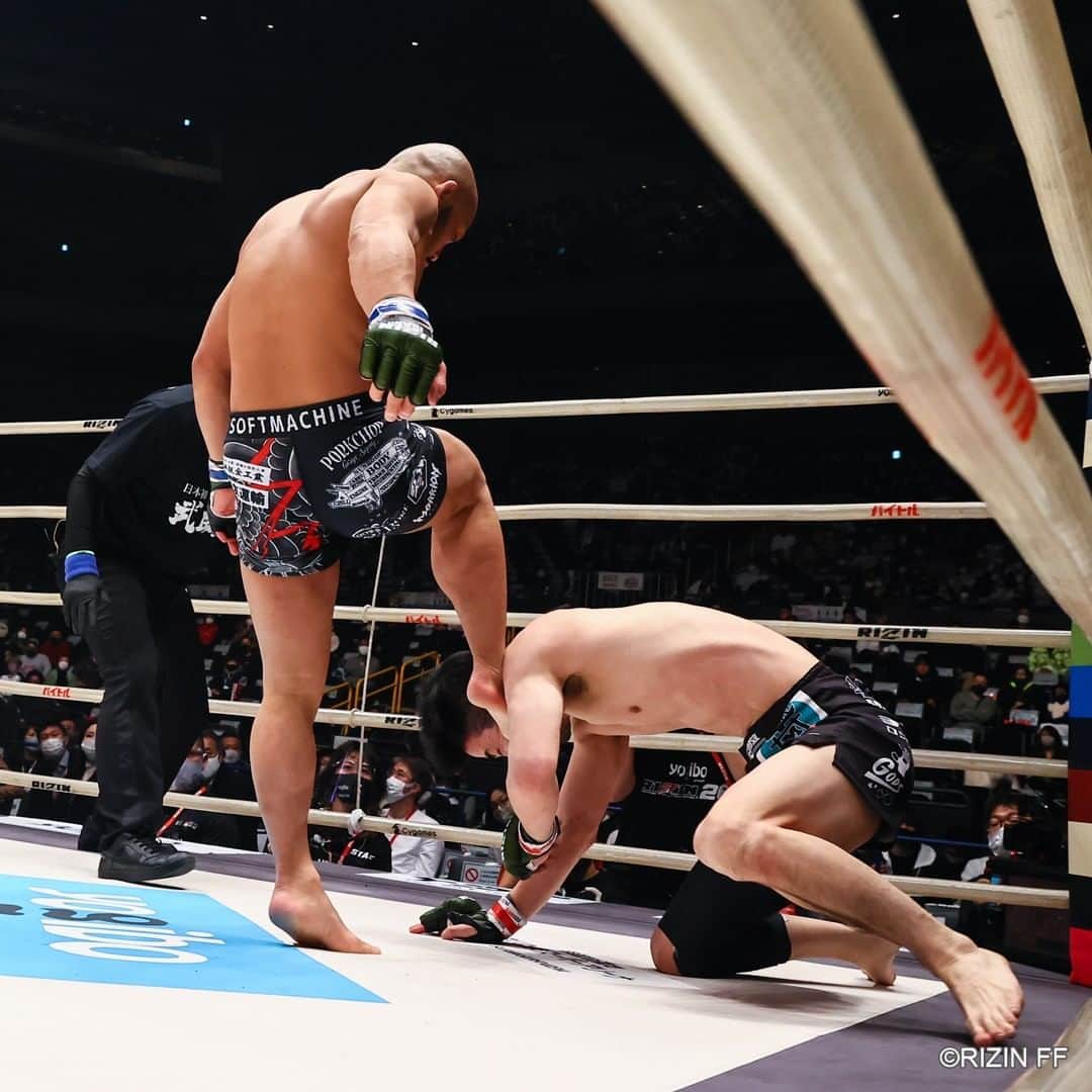 RIZIN FF OFFICIALさんのインスタグラム写真 - (RIZIN FF OFFICIALInstagram)「Yogibo presents RIZIN.26 -PLAYBACK PHOTOS- [Match.2]  Kazuma Kuramoto defeats Taiyo Nakahara by TKO (Referee Stoppage：Ground　Kick) 2:12 of Round 1  #RIZIN #RIZIN26 #MMA #総合格闘技 #さいたまスーパーアリーナ #倉本一真 #中原太陽」1月10日 12時00分 - rizin_pr