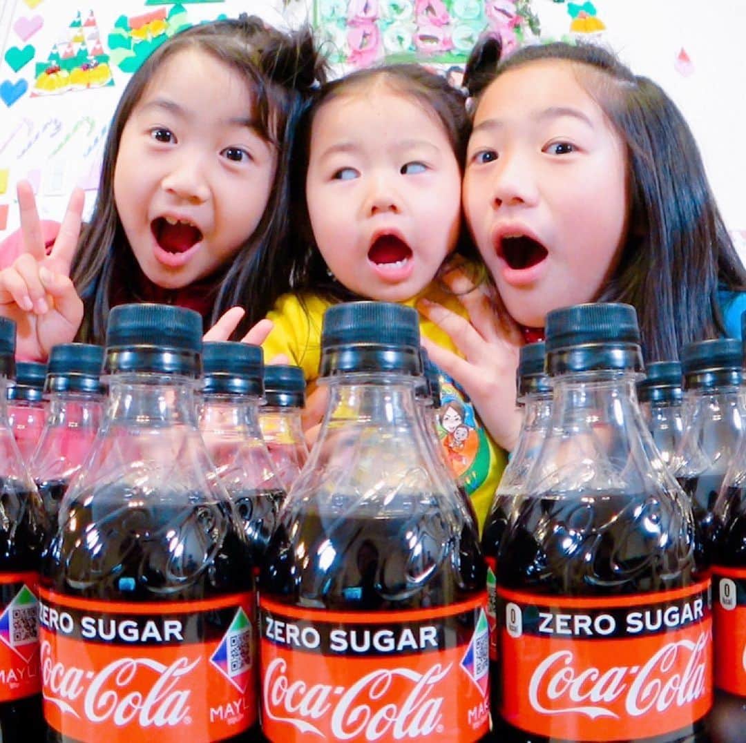 れのれらTVのインスタグラム：「＊-＊-＊-＊-＊-＊-＊-＊-＊-＊-＊-＊ ・ 【コカコーラ×NiziU】 ・ 1月4日からNiziUとコカコーラのキャンペーンがスタートしてます😍❣️ ・ 特典はNiziUオンラインイベント❣️今度こそれのれらは当たるのでしょうか❓ハズレてもNiziUメンバーと写真📸が撮れるから挑戦してみてね😍✨ ・ ・ #れのれらtv  #niziu #コカコーラ #キャンペーン #ニジュー #3姉妹 #親バカ部  #コカコーラゼロ #youtuber  #応援してくれてありがとう  #niziu好きな人と繋がりたい #撮影風景 #娘  #小学生女子 #小学生 #保育園児 ・ ＊-＊-＊-＊-＊-＊-＊-＊-＊-＊-＊-＊」