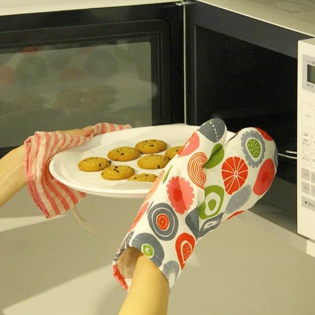 ecomfort（エコンフォート）さんのインスタグラム写真 - (ecomfort（エコンフォート）Instagram)「【KLIPPANキッチンファブリック　キャンディセット】  １つあるだけでキッチンが華やかになる”キャンディ”のテキスタイルを使ったエプロンとオーブンミトンのお得なセットです。 エプロンは身につけるだけで顔回りまで華やかに演出し、ミトンは壁にかけるだけで絵になるアイテムです。  ロッタ・グラーベのファブリックデザインはこのキャンディからスタートしました。北欧デザインの代表選手キャンディは色・サイズのバリエーションでスイートからビターまでのテイストでファンは増える一方。ホームテキスタイル、ブランケットのみならず、マスキングテープ、お鍋、電子辞書まで採用されています。  ■KLIPPANキッチンファブリック　キャンディセット ¥6,050 (税込) 57%OFF 品番：SALHKST003  内容 ・エプロン　キャンディ 定価 ¥7,480 (税込)KP311503　 ・オーブンミトン　キャンディ　2枚 定価 ¥3,300 (税込)KP311302  残りわずかですので、お早めにお求めください。  プロフィールリンクから詳細情報をご覧頂けます。  ご購入もこちらから→@ecomfort_eoct」1月10日 11時55分 - ecomfort_eoct