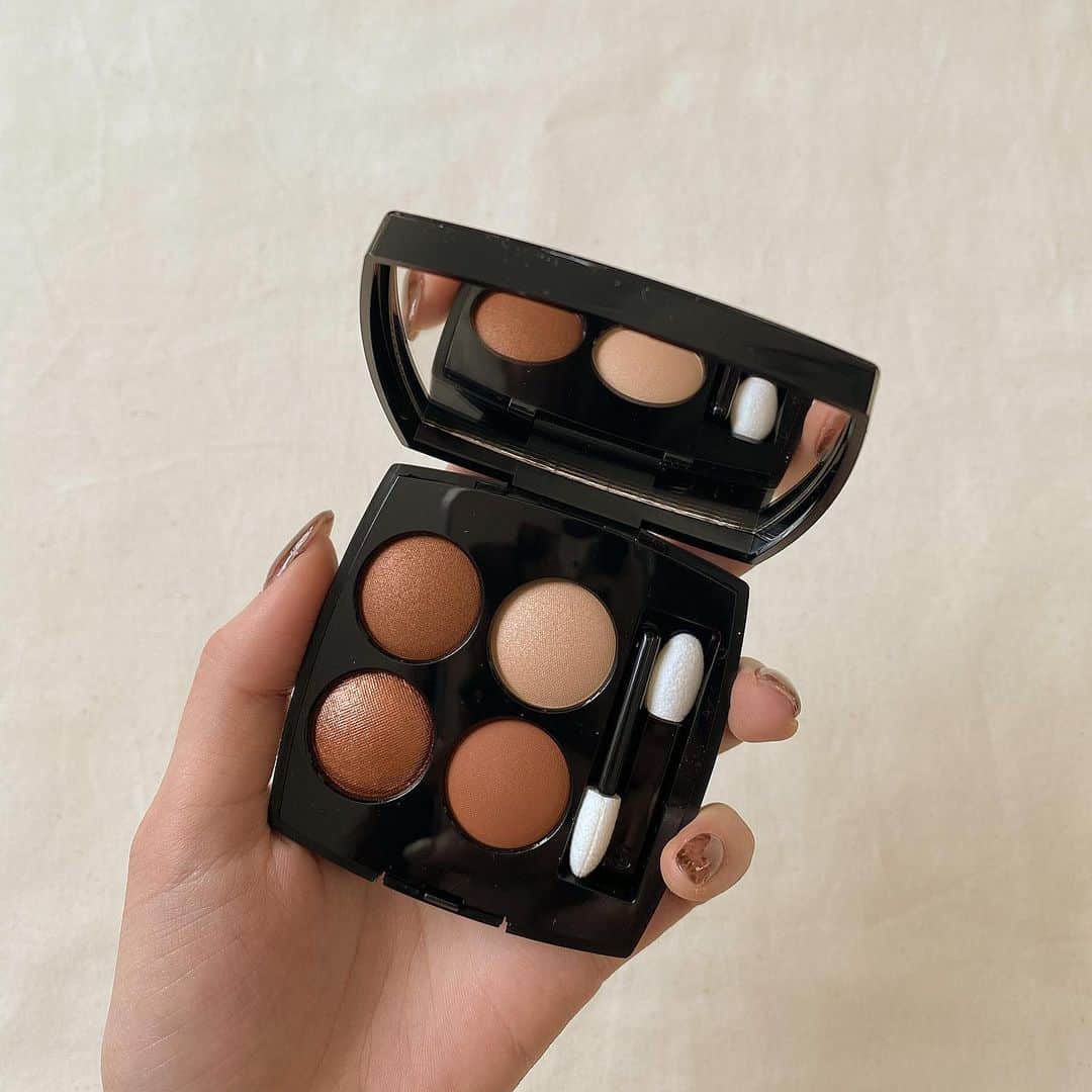 のインスタグラム：「@chanel.beauty ﻿ 一目惚れしてしまった春コスメ﻿ 限定カラー2色迷いに迷って﻿ 372 ブーケアンブレ の方に🌸﻿ ﻿ #レキャトルオンブル﻿ #シャネルコスメ#春コスメ﻿」