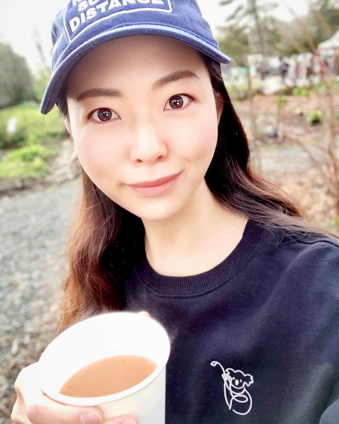 横井玲のインスタグラム：「Happy New Year to everyone🙌 I know it’s quite late greeting, but I was hectic with a preparation of a new semester🤯 Every startline is not only anxious but also exciting! I might be overwhelmed by lots of tasks, but I never give up at least🔥 I hope everyone can achieve one's own goal this year. Cheers with hot apple cider🥂  すっかり明けましておめでとうございました٩( ᐛ )و 遅ればせながら、本年もよろしくお願いいたします！ さてさて、ここ最近のバンクーバーはレインクーバーの名に恥じぬ空模様で、晴れ間がほとんど見えません。 ただ、あまり寒くなく、未だ本気の冬装備はクローゼットの中です。東京の方が寒い説。 そんなお天気事情も相まって、外に繰り出すよりも家の中で過ごした年末年始。 お掃除、料理、読書、新学期の準備…いずれも心の折り目を正すような、とても良い時間でした。 写真はファーマーズマーケット初めのもの。 何店舗もある中で、何故か全く同じお店ばかりを巡っていたご夫婦と、3軒目でそのドラクエぶりにお互い我慢ができなくなり😂ホットアップルサイダーをお供に談笑。身も心もとても温かくなりました。 ちなみにサイダーと言っても炭酸ではありません。濃ゆ〜い温かいりんごジュースに、スパイスが効いているような感じで、カナダでは冬の風物詩の一つだそう。 戦利品の目玉は、麗しのサワードウ・ブレッドでした。 そんな穏やかな幕開けとは相反して、かなり険しい年になることが予想されるわたくしの2021年ですが、きっと誰もがそれぞれに険しい道を行くことになるのでしょう。 気持ちをしっかりと立てて、苦しい中でも楽しむ事、休憩する事を忘れずに。 道は違えど一緒に進んでまいりましょう٩( ᐛ )و  #2021 #newyear #canada #vancouver #applecider #hotdrink #chill #winter #tentree #naturelovers #tentreeambassador #sustainablefashion #farmersmarket #organic #vegan #natural  #奥様に #イケメン女子 #と言われた #年初め #今年もよろしくお願いします」