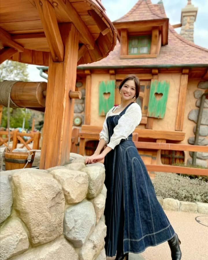 のインスタグラム：「こんにちは❤️ . 今日も引き続きTDL編💕 初めて美女と野獣の新エリアへ😳 アトラクションは当たりませんでしたが、美女と野獣の世界に浸ってきました❤️ . 美女と野獣のお話も大好きですが、私は特に物語に出てくる曲が大好きで、エリアで好きな音楽がたくさん流れていて本当幸せでした💕🎵 . 美女と野獣エリアでは、ベルバウンドで🌹 青いヘアリボンとカゴバッグと本と薔薇があればもっと似せれたかなぁ🥺💕 またリベンジしたいです🥺笑 . tops... @grace_continental.div  dress... @casa_fline  boots... @ferragamo  . また更新します❤️ . #tokyodisneyland #tokyodisneyresort #東京ディズニーランド #ディズニーランド #tdl #ディズニーコーデ #disney #ディズニー #バウンドコーデ #ディズニー写真部 #ディズニー部 #ディズニー好きな人と繋がりたい #ディズニーバウンド #disneygram #Dハロ #ディズニーリゾート #ベルバウンド #belle #beautyandthebeast #美女と野獣 #ディズニープリンセス #disneyprincess #princess #disneyland #ベル #コスプレ #ディズニーコスプレ #美女と野獣エリア #薔薇 #rose」