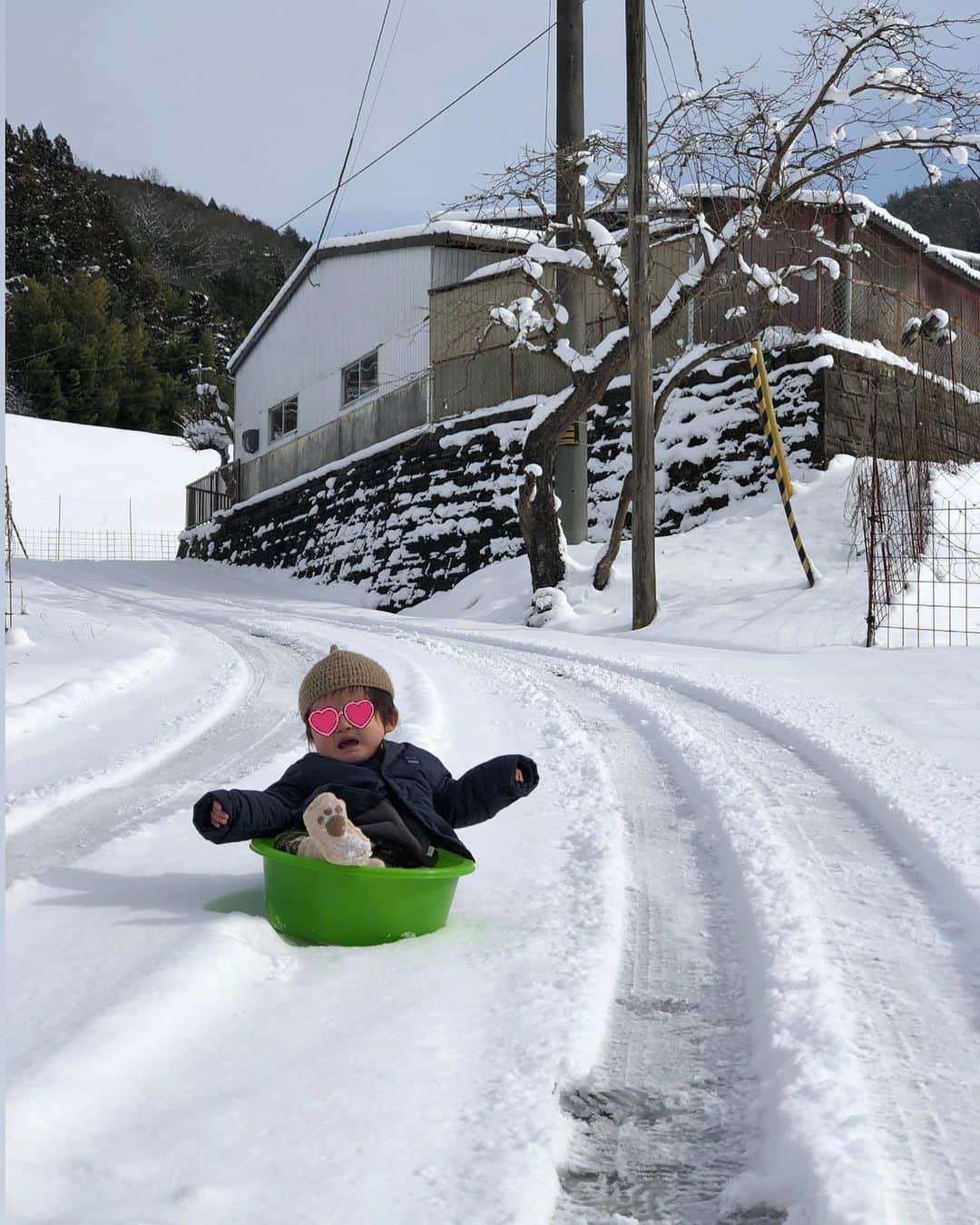 久保田夏菜さんのインスタグラム写真 - (久保田夏菜Instagram)「ここ最近は暖冬でしたけど どっさり積もってます！！  どんぐり坊やは 雪中に放り出されて 大号泣。  来年は楽しめるよ、きっと笑。  #田舎暮らし　#安芸高田市　#雪　#はじめて　#かまくら　#11ヶ月　#男の子」1月10日 12時08分 - kanakubota0805