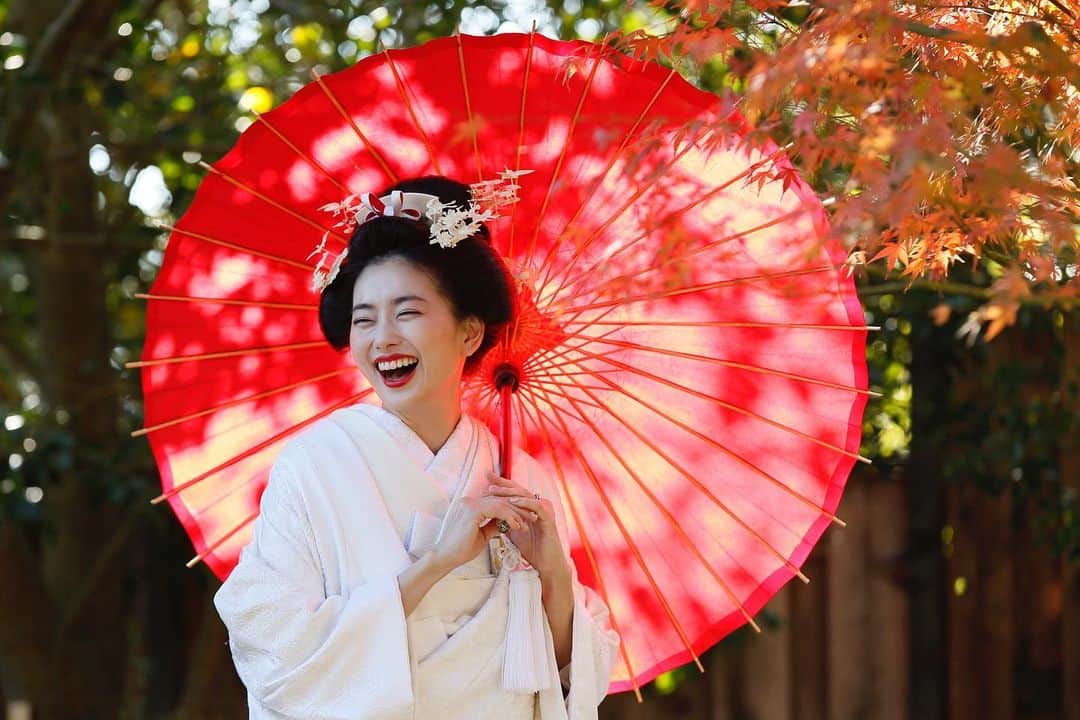 松永ちさとのインスタグラム：「𓊈白無垢.紅葉.赤番傘𓊉 自分らしい笑顔でおきにいり 白無垢で赤番傘もすき𓋇𓋇𓋇 ✴︎ 高島田はボブ以上は長さがないと結えないそうでやりたい方は髪をのばしてね🦱✨(日本人独特のコシがある強い髪が向いてるそう) 和装でも和髪をあまりやらなくなったここ近年で、地毛で高島田を上手にセットできるmakeさんが日本でも珍しい中 @makemariee は花嫁makeに精通しており和髪も綺麗に仕上げて下さいます⭐︎⭐︎ 気になる方は問い合わせてみてね✉️ ✴︎ 長谷寺の紅葉時の前撮りは大人気だそうで3ヶ月前くらいに予約しました。たまたま紅葉がいい時に撮影できましたが例年紅葉の深さは異なるので天候と共に運次第ですが早めの予約をおすすめします🍁(紅葉シーズンは大体11/末〜12/中) ✴︎ #萬屋本店#前撮り#花嫁レポート #和髪#高島田#鶴簪#和装#白無垢 #wedding#chisawedding  #長谷寺#紅葉#松永ちさと」