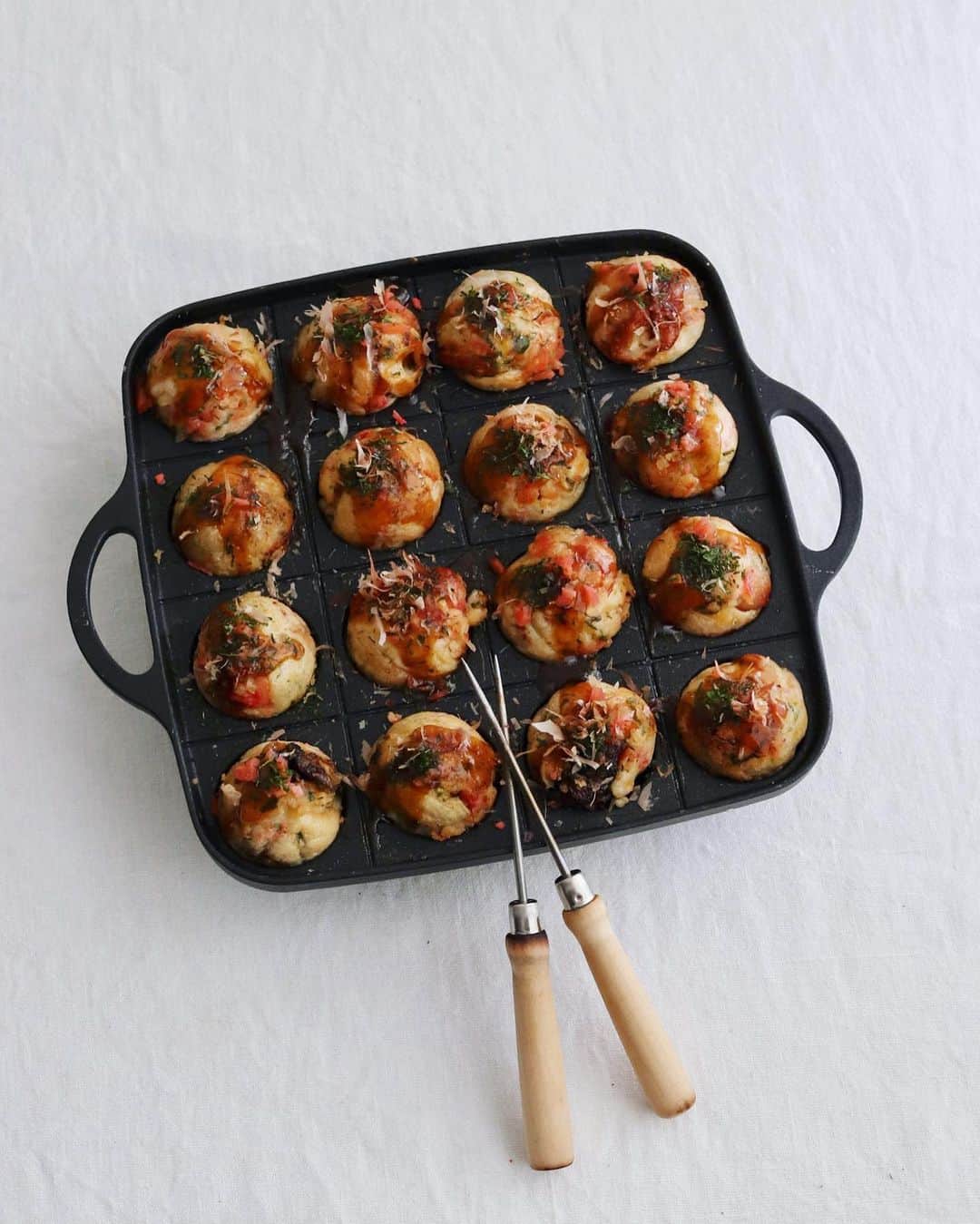のインスタグラム：「Takoyaki 🐙 . 今日も昼に再びたこ焼き。 たこを他の具材に変えて 美味しく練習に励んだよ。 . 具材は上から１列目には、 自粛生活で人気のちくわ。 焼くと膨張するから注意。 穴にチーズを入れるのが たぶん正解かなーと思う。 . 続いて２列目の具材には、 ヘルシーなこんにゃくで 問題ないけど物足りない。 . 続いて３列目の具材には、 ソーセージで普通に旨し。 たこに劣るが間違い無し。 . 最後の４列目の具材には、 うなぎ蒲焼で香り味わい、 かなり好きなものになり お気に入り。価格が難点。 . なんかいまさらですけど、 たこ焼きがたのしすぎて。 大阪の食文化っていいな😋 . . #takoyaki #たこ焼き #ちくわ #こんにゃく #ソーセージ #うなぎ #自粛生活の楽しみ #おうち時間 #ステイホーム #おうちごはん」