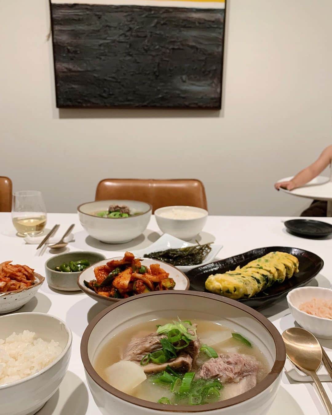 高木りなさんのインスタグラム写真 - (高木りなInstagram)「今夜は #カルビタン 🇰🇷✨ #ソルロンタン や #コムタン に比べると時短料理なので昼から作って夕方には仕上がりました🙌🏻✨ 오늘 저녁은 #갈비탕 곰탕,설렁탕에 비해 빨리 만들 수 있어서 낮부터 만들기 시작해서 먹었어요✨ . . . #galbitang #koreanfood #homecooking #rinastable #rinasspoon #韓国料理 #おうちごはん #晩ごはん #집밥 #저녁메뉴 #저녁밥상 #리나스테이블 #리나스스푼」1月10日 12時21分 - rinasvoyage