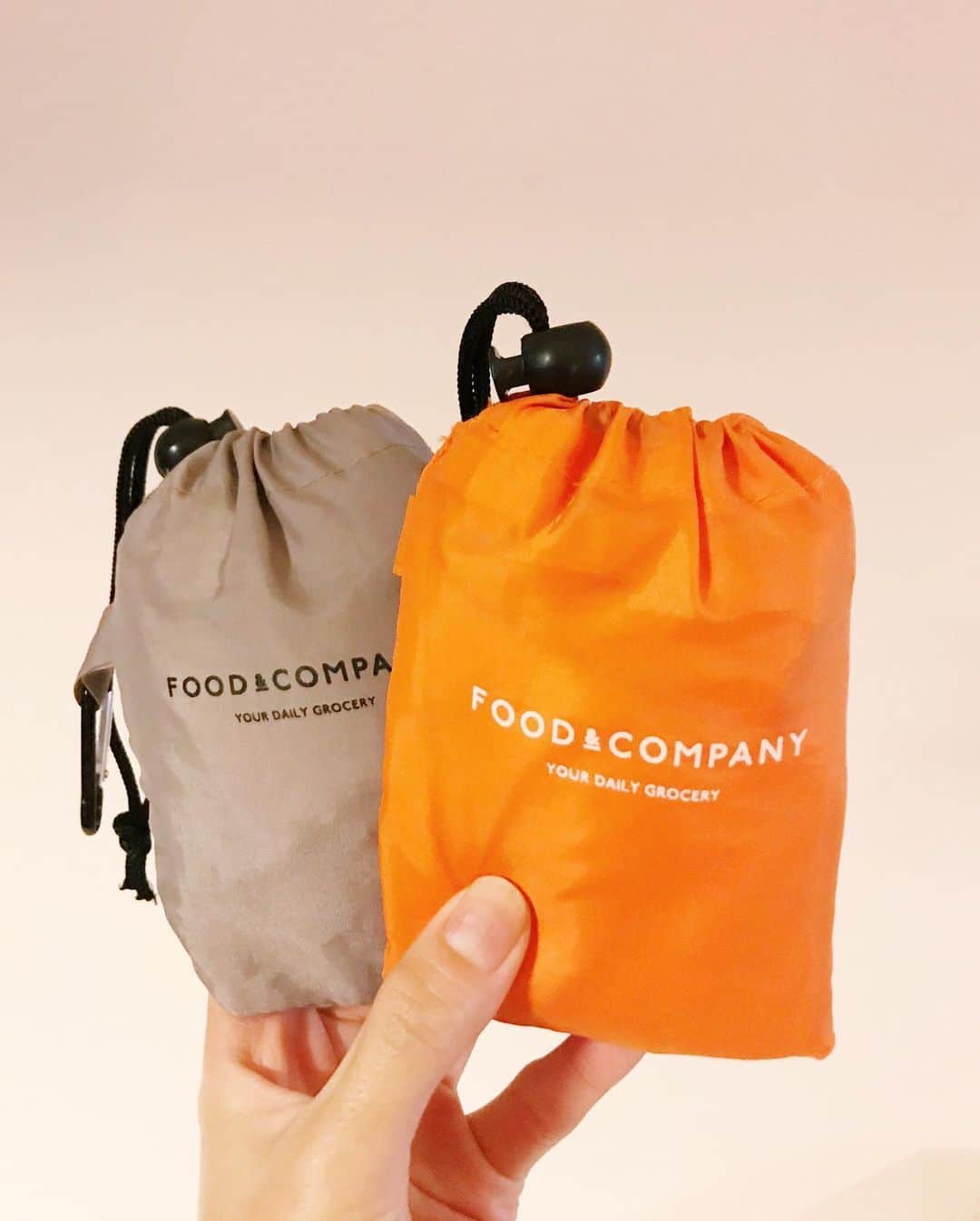 のインスタグラム：「. . オリジナルエコバック 2021年限定カラー発売 1月11日- オンラインストア販売スタート 1月11日月 18:00-  . .  明日11日(月)より、現在販売中(※)のグレーとカーキに加え、2021年限定カラーを販売します！元気の出るオレンジと、明るいライトグレーの2色。今年限定のカラーでなくなり次第終了となりますので、お早めにどうぞ。  また、これまでFOOD&COPANYでの店頭販売のみでしたが、たくさんのご要望をいただき、明日11日(月)18:00よりオンラインストアにて販売することになりました。遠方にお住まいの方などなかなかお店に直接お越しになれない方にも、お届けできればと考えています。  使いやすさ、素材、強度、デザインなど、長くお使いいただけるよう工夫してつくったエコバック、ぜひこの機会にチェックしてみてくださいね😊  ※店舗によって現在グレーとカーキの在庫がない場合がございます。今週末には再入荷の予定ですので、ご希望の方は店頭スタッフまでお声がけください。  #foodandcompany  #フードアンドカンパニー  #エコバック　#オンラインストア」