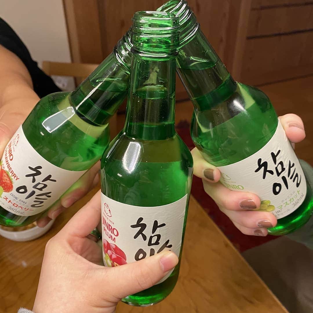 サニーマートさんのインスタグラム写真 - (サニーマートInstagram)「韓国ドラマの食事シーンに良く見かける緑のビンのお酒。韓国焼酎(ソジュ)「チャミスル」見た目は、かわいいけどアルコール度は高め！キンキンに冷やして氷を入れてロックがオススメ♪カクテルのような甘さが美味しい💕ソーダで割っても美味しく飲めます。お好きなスタイルでどうぞ～。楽しみ方の１つチャミスルトルネードがキレイにできたら盛上ります♪ 1月11日は成人式の日。成人の方、そしてご家族の方おめでとうございます❗地区によっては、中止や延期もあるようで残念ですが、夜は、お家でチャミスル楽しみませんか？ #サニーマート#チャミスル#韓国焼酎#チャミスルトルネード#ソジュ#成人式」1月10日 12時23分 - sunny__mart