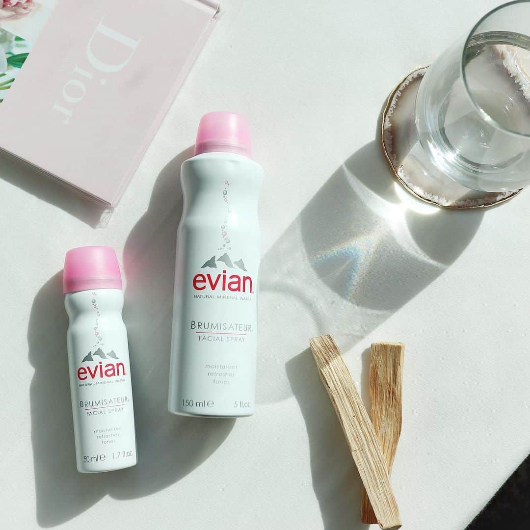 のインスタグラム：「フランスからの恵み🇫🇷  お馴染み"evian"の フェイシャルスプレーを 朝起きたての肌や洗顔後に使っています🏔  先日、オンラインセミナーに参加し エビアンフェイシャルスプレーの魅力をたっぷりと伺ってきました♪  evianは、 フランスの山脈から長い時間かけて 濾過された100%天然のミネラルウォーター🏞  肌の代謝に必要な "カルシウムイオン"などを 豊富に含んでいるから 導入化粧水として使うのも オススメなんだって👍  霧のように細かいミストが心地よく、 導入化粧水として使うと 次に使うスキンケアの浸透もアップする感じ🌟  サイズも色々あるので、 ポーチに入れたり、 デスクに置いたりと使い分けができそう🖥  そして！ 売り切れ続出の噂のマスク "アルダウ　マスク"もご紹介いただきました😷  韓国発ブランドで、 カラースペシャリストが配色した スタイリッシュなデザインが特徴❣️ 99%UVカットも魅力的☀️  ...................................................... @evianwater  @ardw_japan  #evian #ardw #エビアン #導入化粧水 #エビアンフェイシャルスプレー #化粧水 #アルダウ #おしゃれマスク ＃アルダウマスク #スキンケア #スキンケアマニア #スキンケア紹介 #乾燥対策 #フェイシャルスプレー」