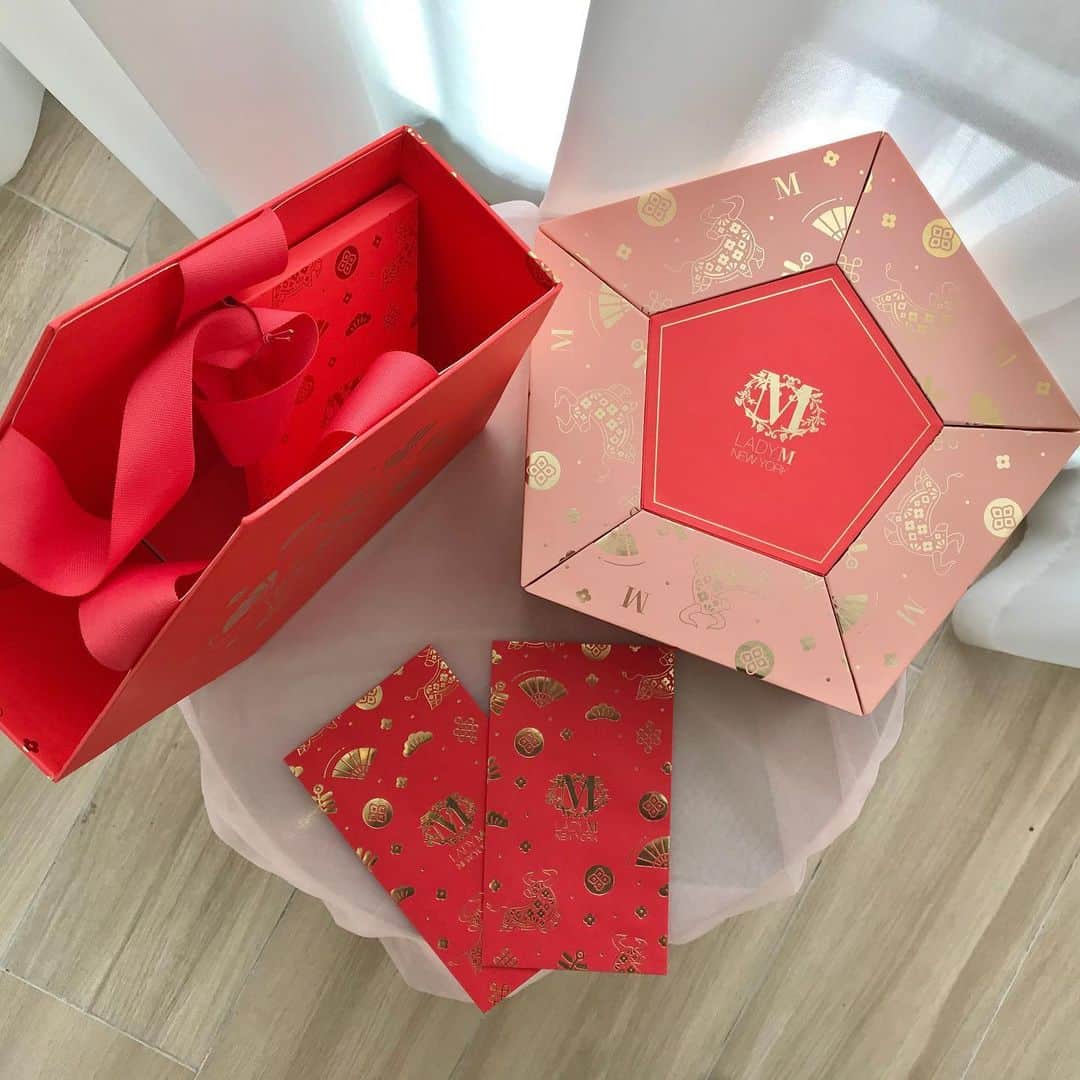 Vogue Taiwan Officialさんのインスタグラム写真 - (Vogue Taiwan OfficialInstagram)「#VogueFood 草莓季還沒結束，Lady M新年就推出應景的粉嫩草莓季新品與新年禮盒，台灣首度上市的「草莓巧克力棋格蛋糕」精緻鮮明的視覺，搭配清爽鬆軟的口感，甜而不膩。  限量的新年禮盒則再度攜手子品牌Lady BonBon的6款繽紛軟糖，打造春節最優雅創意的禮盒首選。（往左滑有更多開箱影片）  🔗完整介紹+更多草莓季甜點、新年禮盒推薦請點 @voguetaiwan 首頁連結  #草莓 #草莓季 #草莓蛋糕 #新年禮盒 #strawberry #strawberrycake #cake #dessert #newyear @ladymtaiwan   🖋#wendych」1月10日 12時28分 - voguetaiwan