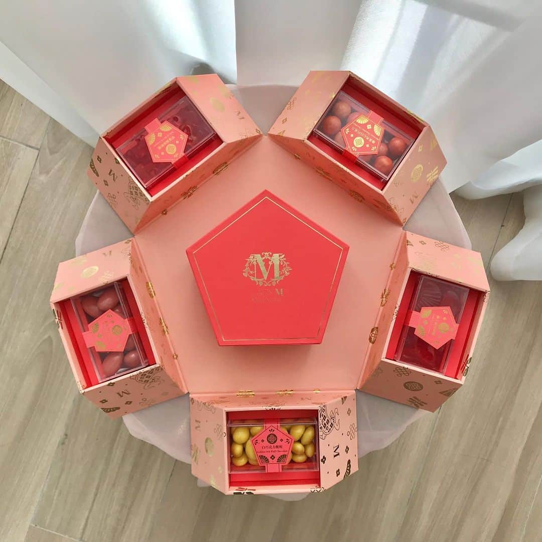 Vogue Taiwan Officialさんのインスタグラム写真 - (Vogue Taiwan OfficialInstagram)「#VogueFood 草莓季還沒結束，Lady M新年就推出應景的粉嫩草莓季新品與新年禮盒，台灣首度上市的「草莓巧克力棋格蛋糕」精緻鮮明的視覺，搭配清爽鬆軟的口感，甜而不膩。  限量的新年禮盒則再度攜手子品牌Lady BonBon的6款繽紛軟糖，打造春節最優雅創意的禮盒首選。（往左滑有更多開箱影片）  🔗完整介紹+更多草莓季甜點、新年禮盒推薦請點 @voguetaiwan 首頁連結  #草莓 #草莓季 #草莓蛋糕 #新年禮盒 #strawberry #strawberrycake #cake #dessert #newyear @ladymtaiwan   🖋#wendych」1月10日 12時28分 - voguetaiwan