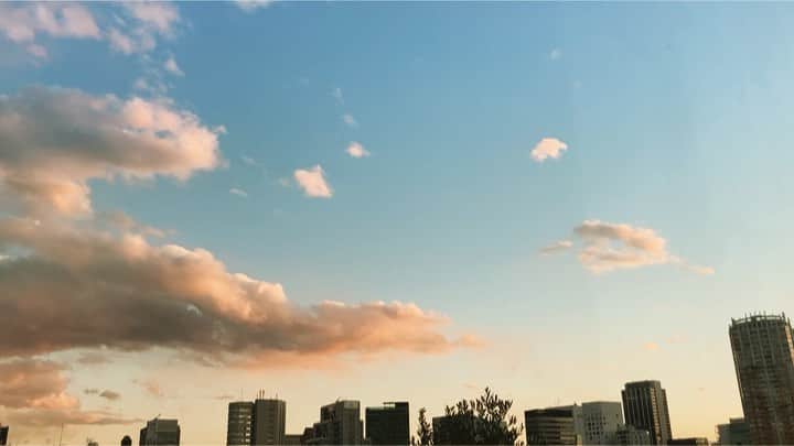 journaleatripのインスタグラム：「the first Saturday of the month fish🐟market  月初め最初の土曜日 豊洲から直で移動し開催するfishmarketは昨年の7月から始まりました。 鮮魚は四季が味わえる。 新鮮な魚、保存が効く海鮮、散らしお弁当もあります。 食卓に海のお皿がのる楽しみ、初めて自分で魚買いますという方、近所の方、近くで働く方、お店やられてる方、 保存方法や調理方法、 同じ魚でも背側腹側、頭、選べます。 一切れから一尾まで。 四季の海に囲まれた島、日本でもあるのだなと人の想いからなりたつ光景に 人の有り難さを感じ 西日が美しい冬の夕暮れの空を眺める。  年始の書初めとまくんが書いた "いい一年になりますように　□ふゆ、なつ、はる、あき  今年一年貼って置こうとおもいます。  #築地熊梅#ファームベジコ#牡蠣アリク #djfather#djholiday」