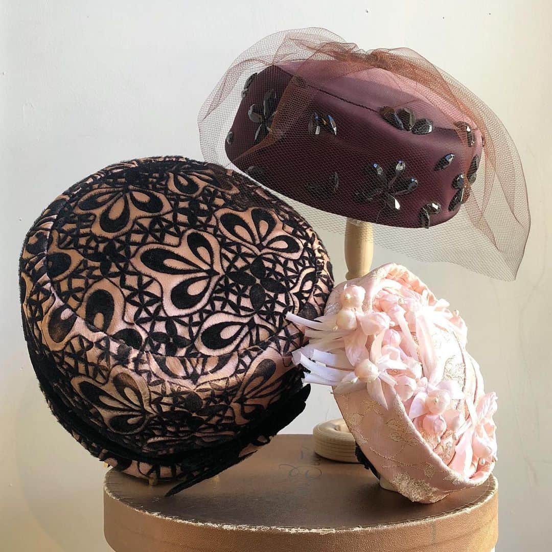 NUTTY Vintage&Collectibleのインスタグラム：「✴︎WEEKEND NEW ARRIVAL✴︎  ☑︎vtg oriental mood hat  オリエンタルな雰囲気が艶やかな ヴィンテージハット入荷いたしました🌹  大切な晴れの日のおめかしに加えると ぐっと装いが華やかになりますよ。  本日は朝、素敵な振袖を着られた お嬢様をお見かけしました…＊ 成人式の駆け込み、お待ちしております＊  TODAY OPEN 11:00-20:00  💌DMよりお問い合わせ/通販承っております💌  ┈┈┈┈┈┈┈┈┈┈┈┈┈┈┈┈┈  バイヤー選りすぐりの アメリカより買い付けたばかりのNEWアイテムは メンテナンス後、順次お出ししております！  SNS掲載アイテムは通販も可能ですので お気軽にお問い合わせ下さい💌  NUTTYで今冬のお洒落を お楽しみいただけますように…♡  ┈┈┈┈┈┈┈┈┈┈┈┈┈┈┈┈┈  🎉2021🌅新春初売りSALEのお知らせ🎉  🎍店内チケットのついたアイテム⭕️10%OFF〜50%OFF⭕️！ 🎍ONLINE STOREセールアイテム続々掲載中！  店頭＆ONLINE STORE共にどうぞお楽しみ下さい🔜  ┈┈┈┈┈┈┈┈┈┈┈┈┈┈┈┈┈」