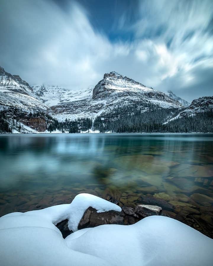 National Geographic Travelさんのインスタグラム写真 - (National Geographic TravelInstagram)「Photo by @kahliaprilphoto / First snowfall, before the alpine lakes are frozen and covered in snow for the winter, is one of my favorite times to visit Yoho National Park, Canada.」1月10日 12時34分 - natgeotravel