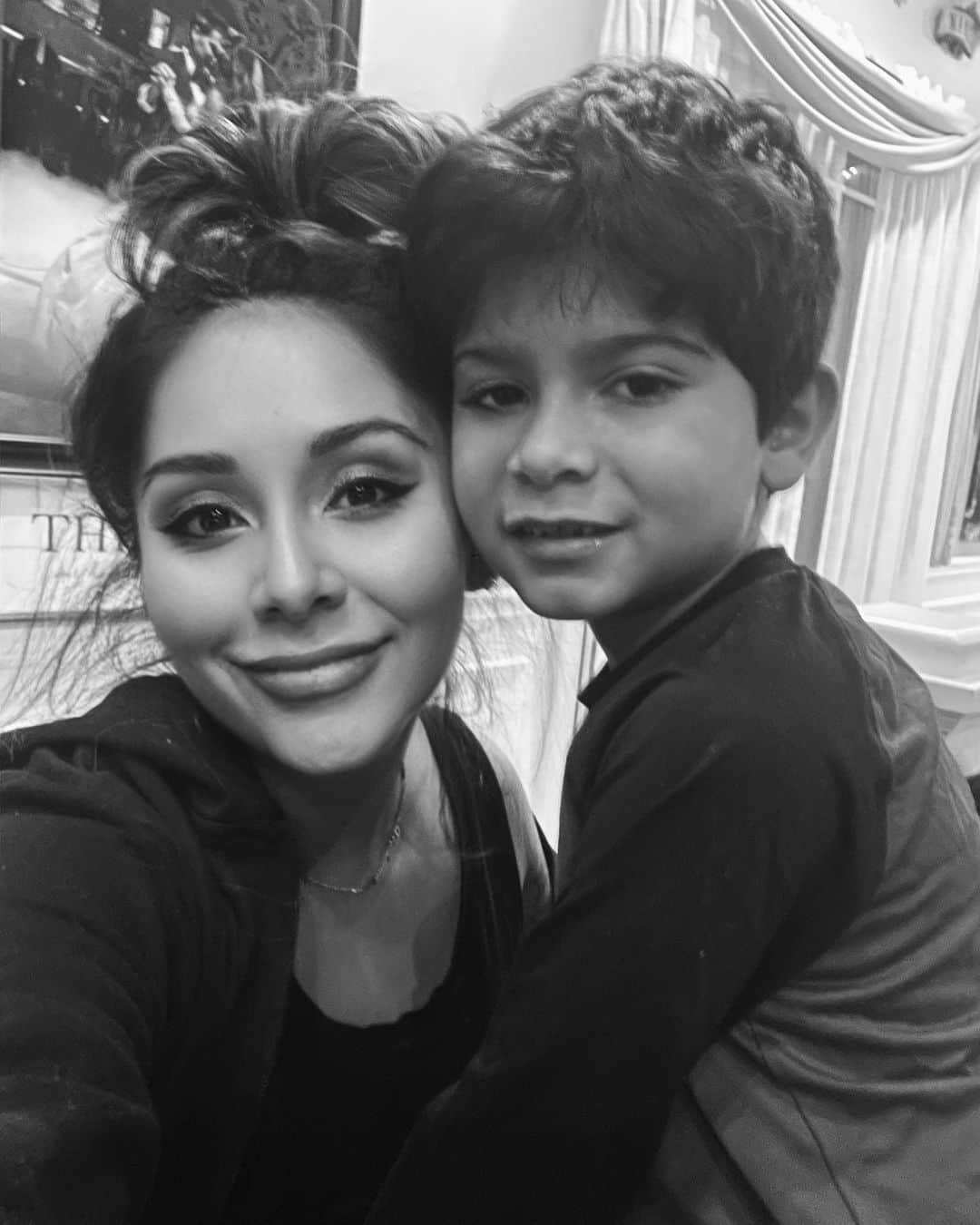 ニコール・ ポリッツィのインスタグラム：「I can’t believe my first born nugget is 8 and almost taller than me. My little prince, i love you 💙🙏🏽」