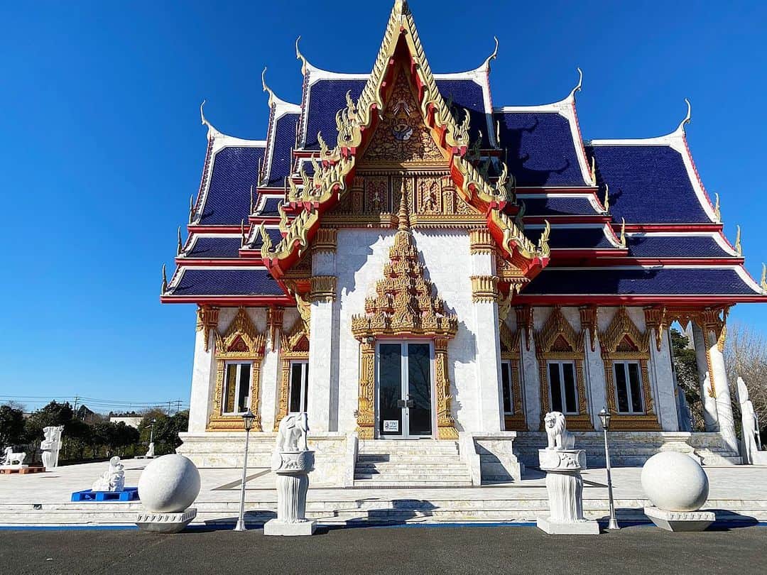笠原友希のインスタグラム：「タイのお寺に🇹🇭 すごく綺麗🙏  #ワットパクナム #タイ」