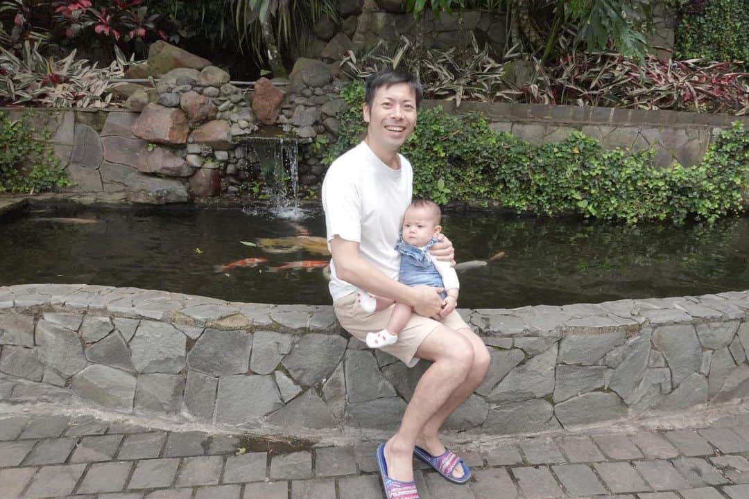 アキラ・コンチネンタル・フィーバーのインスタグラム：「Have a nice holiday腹話術😁  #baby #bayi #family #babygirl #あかちゃんのいる生活  #indonesia」