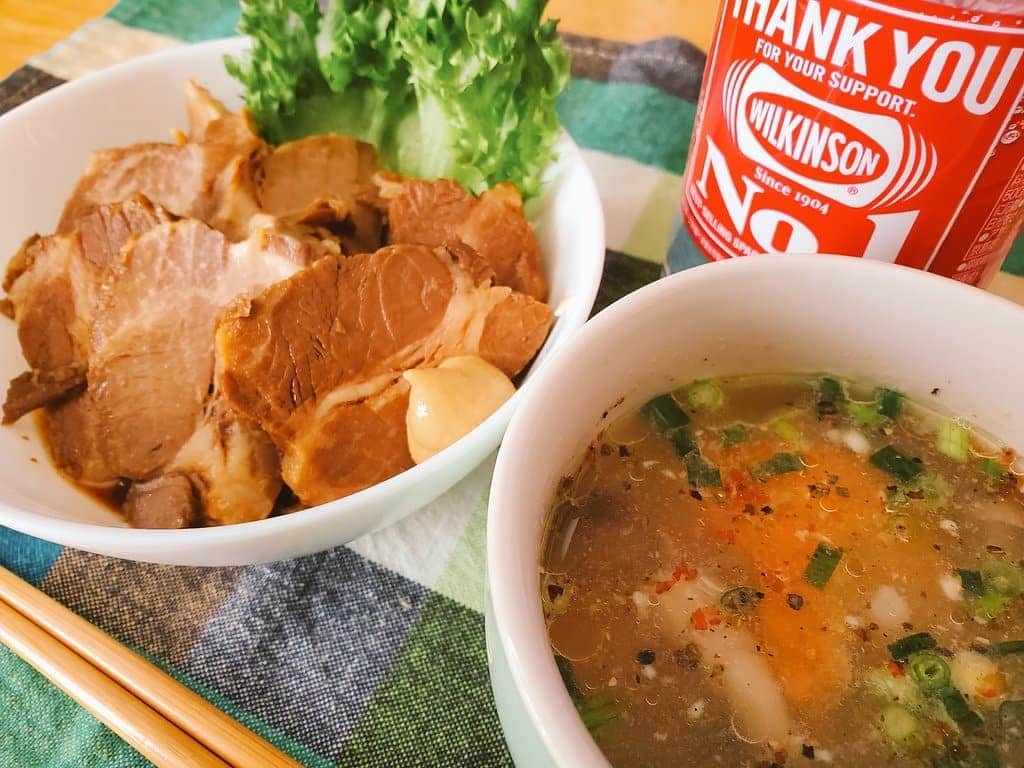 鈴木聡美のインスタグラム：「リュウジさんの【至高のチャーシュー】 今日は丼で！茹で汁はスープへ😋  めっちゃ簡単で超美味い✨ @ryuji_foodlabo」