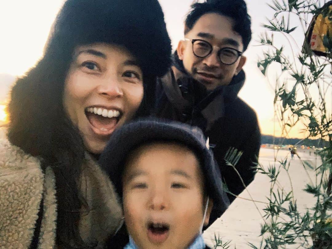 のインスタグラム：「遅ればせながら… Hello ! 2021 👋🏼 ⠀ 皆さま今年も宜しくお願いします❣️今日、鎌倉・本覚寺の本えびす（十日えびす）で福笹を買いました。私も私の家族も友達も、これ見てくれたひとも、見てないひとも、みーんなみんな商売繁盛🙏で楽しく過ごせますように。 ⠀ 夫は、福笹を買う時に、福娘さんに大きな声で「商売繁盛♡」って言ってもらえず(コロナの影響) 残念そうでしたが😀💭 私が言ってあげようと思います。  風の時代 (☝️言いたい)  ⠀ #鎌倉ライフ」