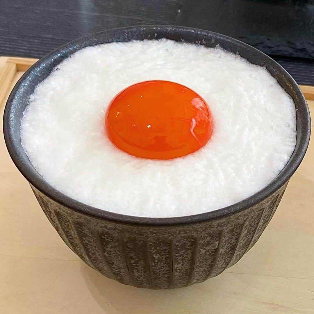 のインスタグラム：「ㅤㅤㅤㅤㅤㅤㅤㅤㅤㅤㅤㅤㅤ 大阪、新福島にあるzawa珈琲とたまごかけごはん(@zawa__coffee)の 「茜のたまごかけごはん」1200円 「ぽたたま(メレンゲ)トッピング」250円 ㅤㅤㅤㅤㅤㅤㅤㅤㅤㅤㅤㅤㅤ 新福島駅から徒歩2分ほどのところにあるzawaさんは、完全予約制の高級たまごかけごはん専門店🍳 ㅤㅤㅤㅤㅤㅤㅤㅤㅤㅤㅤㅤㅤ この日選べたたまごの種類は5種類！ はじめに店員さんがひとつひとつの卵の説明やどういう風に食べるとおいしいのかを丁寧に説明してくれます！ ㅤㅤㅤㅤㅤㅤㅤㅤㅤㅤㅤㅤㅤ 白身をメレンゲ状にしたぽたたまというトッピングが気になっていたのでそれに合うと聞いた茜という品種を注文！ 茜は黄身が赤色に近く弾力があって栄養価もかなり高いそう！ ㅤㅤㅤㅤㅤㅤㅤㅤㅤㅤㅤㅤㅤ 注文してからしばらくすると、桐箱に入ったたまごかけごはんが塩昆布や胡麻などの付け合わせと一緒に登場します！ 合わせる醤油も透明、牡蠣、出汁、万能と4種類あったので、少しずつ垂らして味を比べながらいただきました！ ㅤㅤㅤㅤㅤㅤㅤㅤㅤㅤㅤㅤㅤ ふわふわメレンゲと濃厚な黄身、少し硬めに炊かれたごはんの組み合わせはほんとおいしすぎてあっという間にぺろっと完食！！ ㅤㅤㅤㅤㅤㅤㅤㅤㅤㅤㅤㅤㅤ 店員さんや店内の雰囲気もすごく良かったし、一度こういう贅沢なたまごかけごはんに挑戦してみるのもありだと思う！ 予約はホームページかお店のアカウントにDMすればできます！ ㅤㅤㅤㅤㅤㅤㅤㅤㅤㅤㅤㅤㅤ ここかなりおすすめ！！ ㅤㅤㅤㅤㅤㅤㅤㅤㅤㅤㅤㅤㅤ ※去年撮りためた写真を中心に投稿しています ㅤㅤㅤㅤㅤㅤㅤㅤㅤㅤㅤㅤㅤ ------------------------------------------ 📍大阪府大阪市福島区福島2-7-17 3階 ⏰9:00 11:00 13:00からの3部の予約制  🛌不定休 🚃新福島駅から徒歩2分 ------------------------------------------ #大阪グルメ #zawa珈琲とたまごかけごはん #卵かけご飯 #プリン」