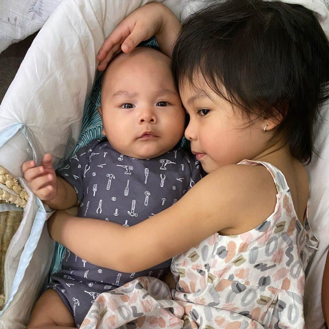 チェルシー・オリビアのインスタグラム：「2 malaikat kecilku ♥️♥️ Foto ini diambil tepat kejadian setelah cc Nastusha kena muntah-nya Dante (lagi main masukin hidung nastusha ke mulut-nya Dante) trs nastusha gimana?? Nangis nangis marah dia ...  . . Sampe besar nanti pasti akan selalu ada kejadian begini...tp itu yg menguatkan bonding mereka berdua,kita sebagai orangtuanya yg pinter2 mengatasi masalahny mereka ..  . . Kalian punya reference buku2 yg bagus untuk parenting ga si??」