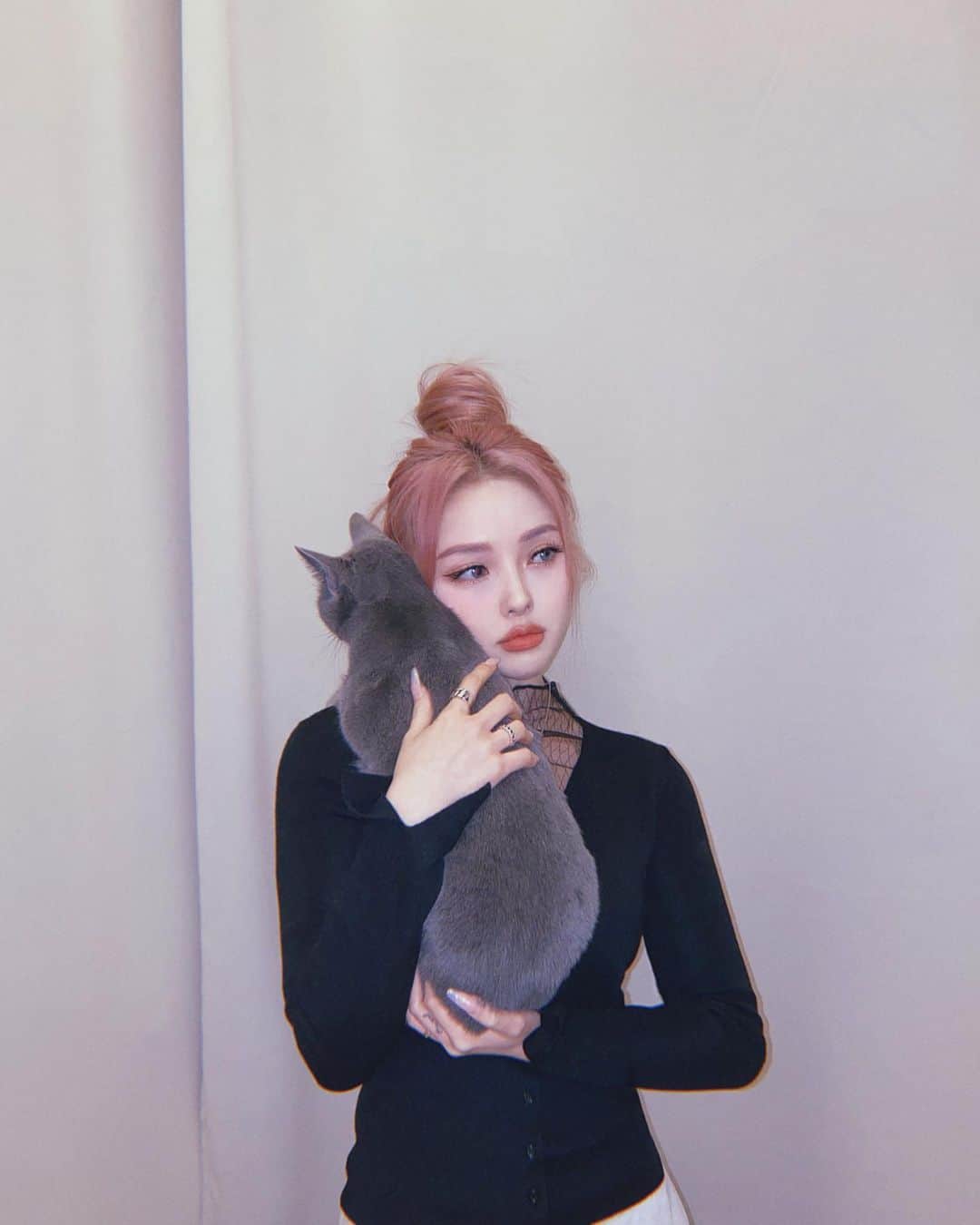 ポニーのインスタグラム：「검은 옷 입고 고양이 안는 용기 있는 처자」