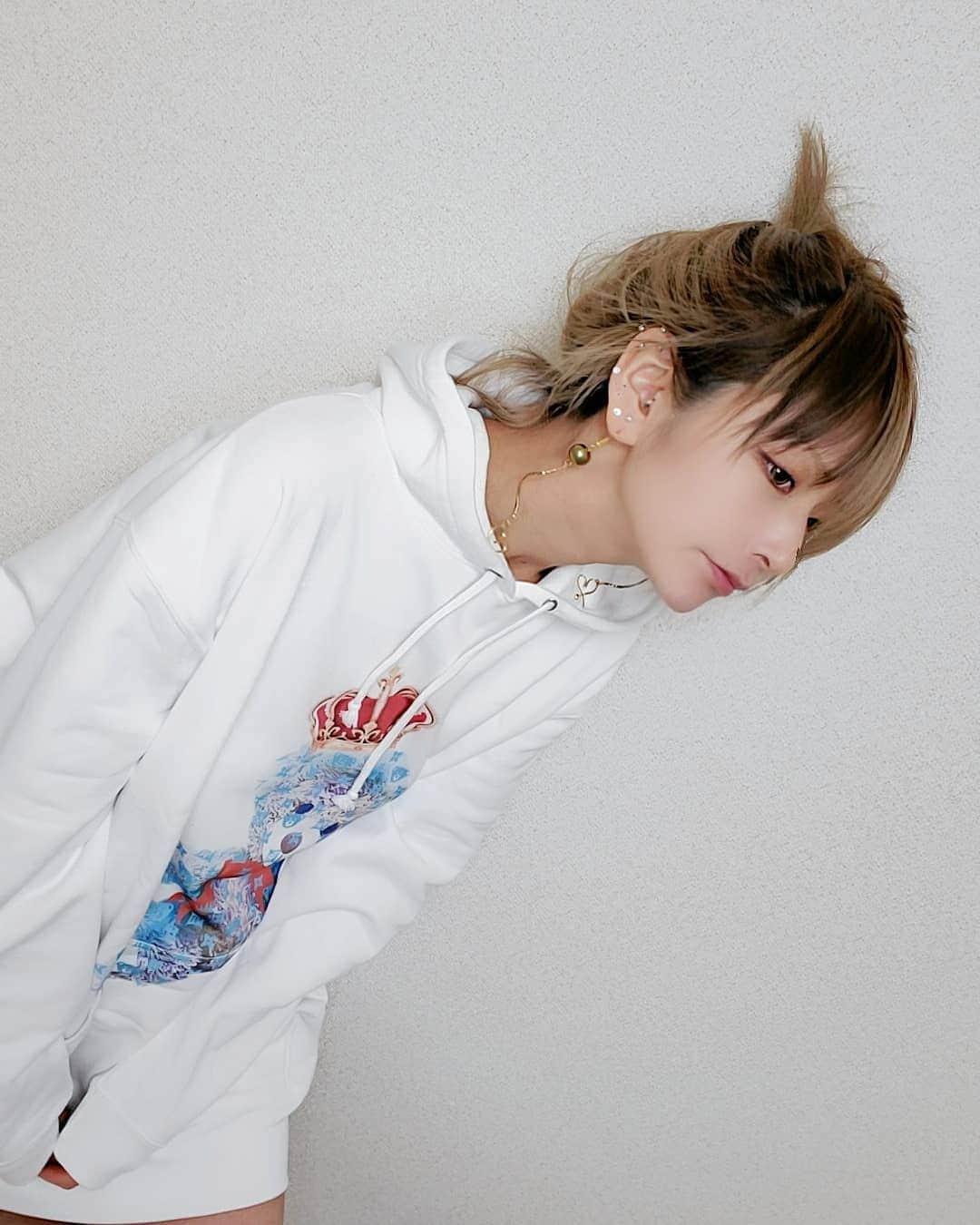 杉浦アヤカのインスタグラム：「男装モデルが本気を出した 結果～女編～🧸🍬👑  #パーカー #ジェンダーレス #中性 #おだんごへアー #オーバーサイズ #原宿」