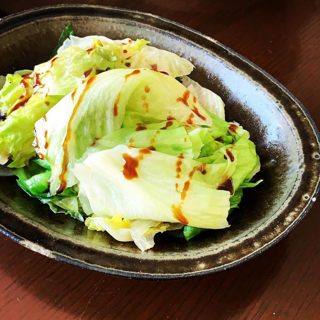 志摩有子さんのインスタグラム写真 - (志摩有子Instagram)「茶色ばかりじゃありません。 レタスの湯引きでさっぱりと。 レタスは加熱してもシャキシャキ美味しい。  #副菜の鬼」1月10日 12時58分 - ariko418