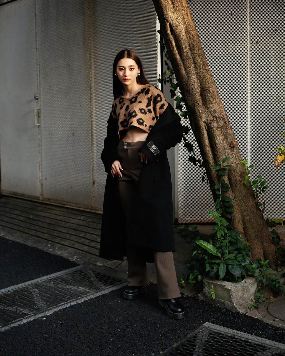 Droptokyoさんのインスタグラム写真 - (DroptokyoInstagram)「TOKYO STREET STYLE⁣⁣ Name: @mariannu_official  Occupation: Artist (@genic_staff) Outer: #CASHMERE Top: #EMODA Pants: #EMODA #streetstyle#droptokyo#tokyo#japan#streetscene#streetfashion#streetwear#streetculture#fashion#ストリートファッション#コーディネート ⁣⁣ Photography: @abeasamidesu」1月10日 13時11分 - drop_tokyo