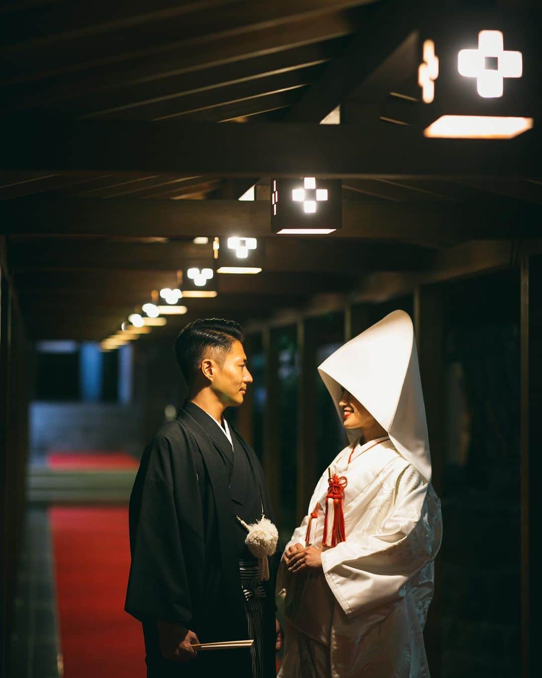 のインスタグラム：「和婚スタイルでは、オンライン相談会も受付中です😊 おうちにいながら、結婚式の相談ができちゃいます❕ お気軽にお問い合わせくださいませ♪ ---------------------------- お二人で、ご家族で、 アットホームな和婚をご希望の方 お気軽に和婚スタイルへご相談下さい。 . . @wakonstyle  プロフィールのリンクから HPをご覧頂けます。 -----------------------------  #神前式#神社婚#和婚#神社 #東京#色打掛#紋付袴 #和婚花嫁#和婚スタイル#白無垢  #引振袖  #篝火挙式」