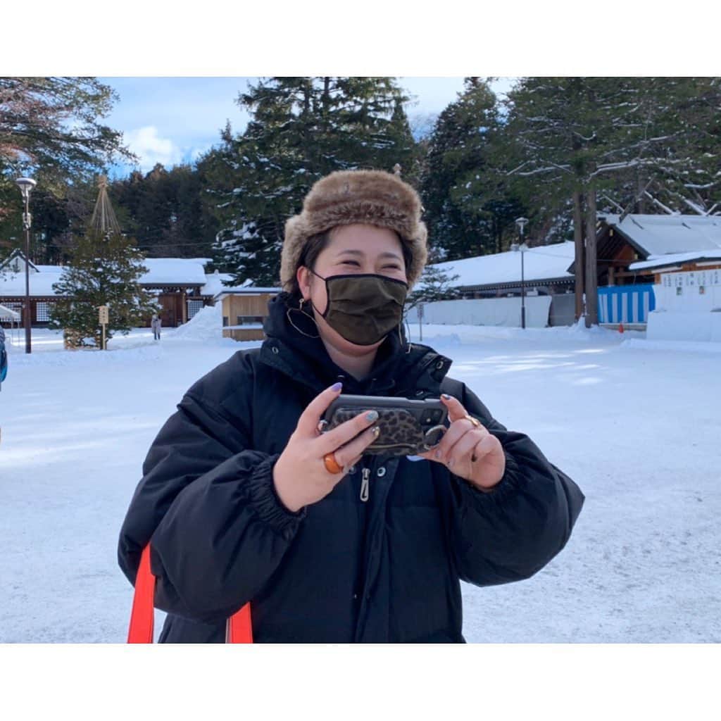 林唯衣のインスタグラム：「北海道神宮へ初詣に行ってきたよ〜！！！！！ハッピーな一年になりますように！！！　#大吉イェーイ」