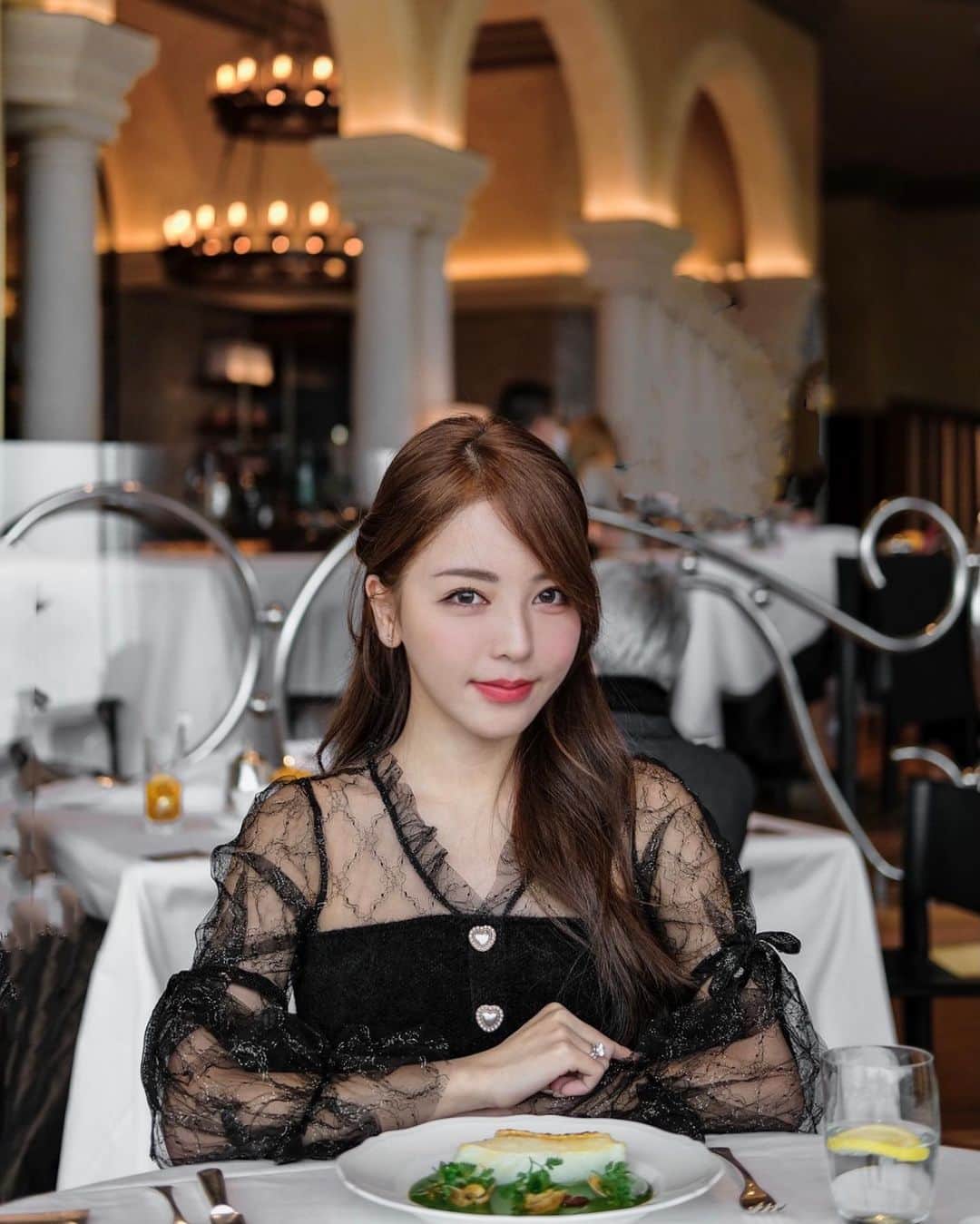 Vivi Tamのインスタグラム：「世界上最溫暖的一句話 「你要吃嗎？我帶你去吃」 無論來多少次 我也是很喜歡Grissini🥖 @grandhyatthongkong #GrandhyattHongKong #LivingGrand」