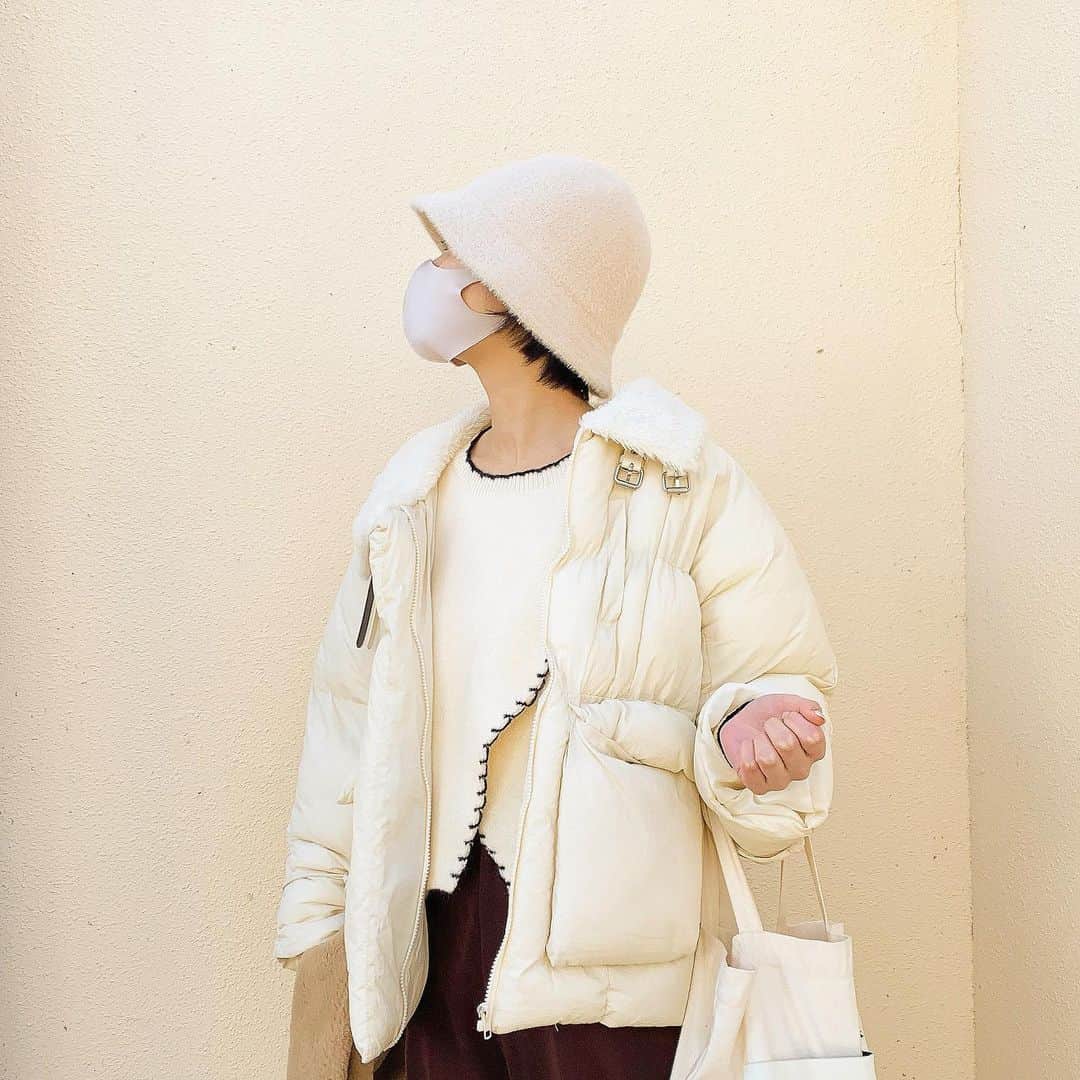 前田亜美のインスタグラム：「. . 最近は帽子に頼りまくりです…🌿. . . 可愛いニットが届いたから着ちゃった𓂃𓈒𓏸 @look_up.official  のだよお。. . . #バケットハット #ホワイトコーデ」