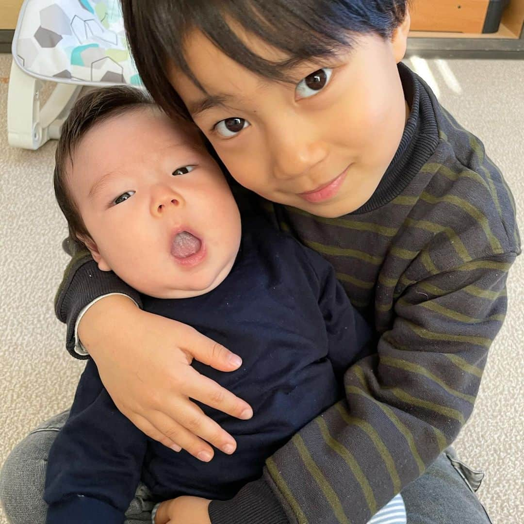 新原愛加のインスタグラム：「👦🏻💙👶🏻 . . . #カンタ成長記録 #フウタ成長記録 #兄弟 #5歳差兄弟 #男の子ママ #boys #boysmom #아들스타그램 #아들 #아들맘」