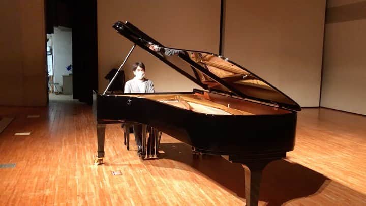 のインスタグラム：「Rehearsing #pianist #MiyujiKaneko #SteinwayArtist #Hiratsukacity #Japan #piano #concert #socialdistancing  #classicalmusic #ピアノリサイタル #ピアニスト #金子三勇士 #ピアノ #コンサート #ソーシャルディスタンス  #コロナ対策 #平塚市 #平塚市中央公民館 #クラシック音楽」