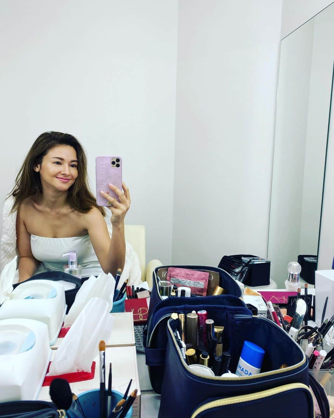 橋本麗香のインスタグラム：「メイクルームは 私が小さい時から大好きな空間と時間  準備しておしゃべりして カメラ前に立つまでの 私にとってのメディテーション🙏🏻  お仕事で無くても 自分に手をかける事、 とても大切だと思います。 自分を心身共に磨いてあげる。 自己愛を満たしてあげる。  どこに居ても出来る事。 ふと座っていても、心の中で 『頑張ってるね』　『愛してるよ』 と自身に言う事は出来る。  ふと時間が空いたら自分が好きな事を選択する！ ゆったりしたり ワクワクしたり ウキウキしたり ほんわかしたり 。。。  マイナスな出来事が悪いわけでは無いと思います それを自分の力でプラスに変えてしまえばいいと思うんです❤️ 気持ちの良いチョイスを心かけるだけ🌟🤩😍✨🎉 簡単に切り替える事が出来ます🧡  自分の世界を確立して行けば 周りでどんな事があっても 笑い飛ばせてしまう🤣✨✨✨✨🤟🏻  色々な事あっても 考え過ぎずに、一回笑ってみると 意外と大した事が無いことに気が付きます🤔💡 ユーモアを大切に、自身に愛を🥰  #love #笑うかどには福来たる  #selflove  #自己愛」