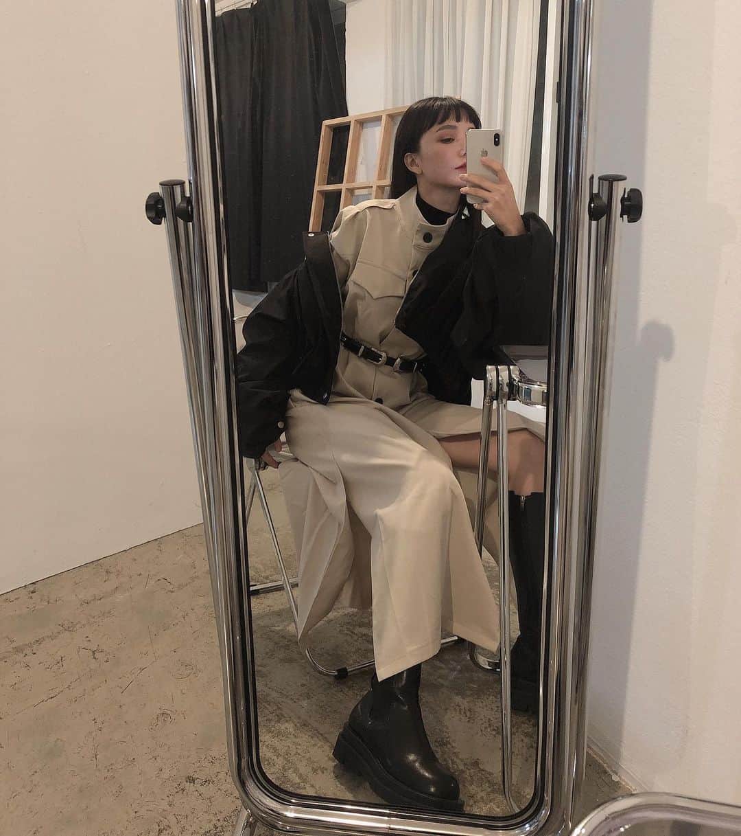 謝琦琦（Kiki）のインスタグラム：「最近攝影棚都有這鏡子 上次po鏡子比穿搭的詢問度還高😆  外套.靴/ @pimgo.tw  風衣洋裝/ @vivaking.co  鏡子/pchome或淘寶的樣子」
