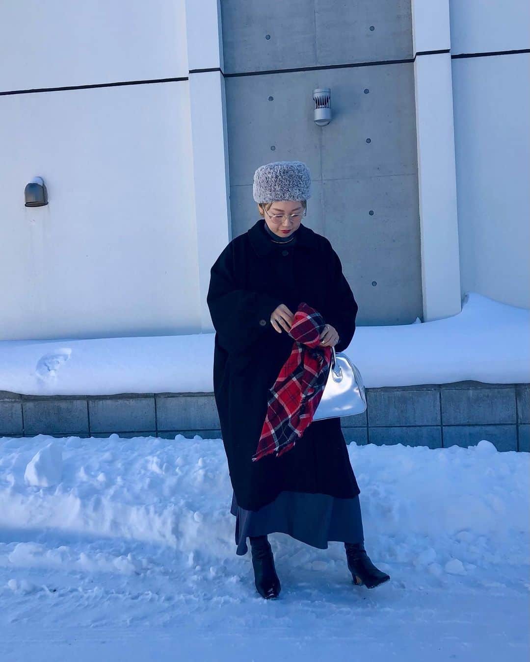 ◆miki◆のインスタグラム：「* * 🧥🧣🧤 * 意地でもマタニティの服は買わんよ🙋🏼 だって期間限定だもの。 (下着はさすがに買ったけど☺️ でっっっかいおパンツw🩲)  だったら産後も着れる 自分好きなデザインがええよね☺️  昔からバフラ～っとした デザイン好きだから何かあるわ👗‼️  ほんで可愛いの見つけたよ♡♡ バフラ～っとしたコートとワンピース🥺  HOTEL VIVA la HOLIDAY オリジナルブランドの『manana』 @hotel_viva_la_holiday  #ウールステンカラーコート は 裏地もしっかり付いてて暖かいわ！ お袖がドルマンになっとるから もっこりニットも余裕で着れちゃうの嬉しい♡♡ ボタン開けても閉めても可愛いわ～🥰 ♡カラーは王道のブラック！ ブラウンもあったよ♡  #サテンプルオーバーワンピース は なまら万能ですよ、奥さん‼️‼️ サテン効果で1枚ペロン着ただけで高みえ😎 タートルと袖口のリブがたまらん可愛いし♡ 上にニットを重ね着しても良し👌🏻 デニム履いてカジュアルダウンしても良し👌🏻 春だって着れちゃうよね～🌸 とにかく万能じゃわ‼️ カラーはグレー、カーキ、ブラック、モカ♡♡  ꉂꉂ📣zozotownにて ¥1,000クーポン配布中ですってー♡♡  #manana_official #母ちゃんのootd #ママコーデ #ママファッション #アラフォーコーデ #アラフォーファッション #マタニティコーデ #マタニティファッション #ぷんにー」