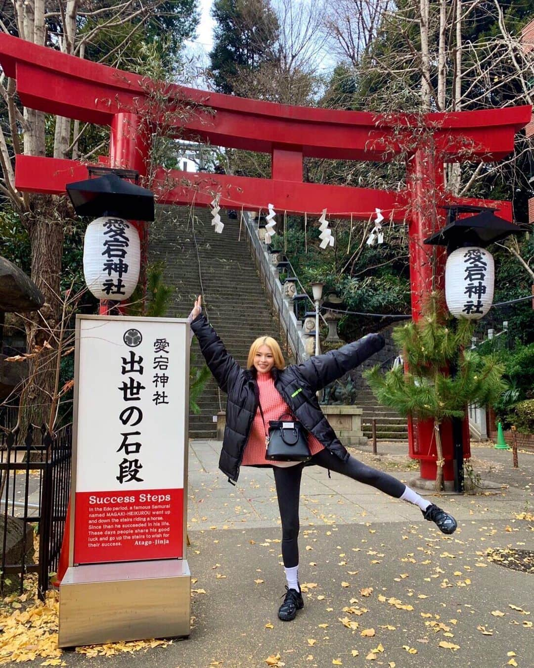 りおなさんのインスタグラム写真 - (りおなInstagram)「. この前愛宕神社行ってきた⛩ 年始ずらして行ったから混んでなくて良かった😷 おみくじ引いたら吉だった〜(中途半端) . . . . . #愛宕神社 #出世の石段 #全力坂 ごっこしながら登ったお #お正月 #初詣 #windandsea #ronherman #margiela #saturdaysnyc #nike #スニーカー #スニーカー女子 #スニーカーコーデ #東京 #japan #tokyo #selfie #自撮り #fashion #今日のコーデ #ショートボブ #金髪 #冬コーデ #ootd4nylonjp #멋스타그램　#오오티디　#메이크업　#照片 #每日穿搭」1月10日 13時20分 - rionapzzz