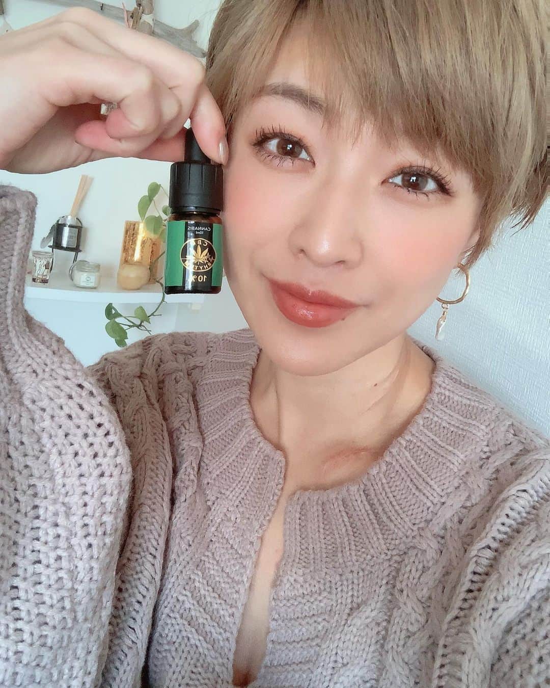 pukkeyのインスタグラム：「今注目されてるCBDオイル 副交感神経に作用してリラックスできたり不安症なんかの改善に効果があるんだよ🥺 ちゃんと理解して使うと すごく体にいいものもあるから もし気になる方は下にCBDについて書いておくから 見てみてね❤️ 私はもともと寝付けないことが多くて 寝不足なんてしょっちゅう。 時計の秒針の音とかでも寝れないんだよね😫 最近は自然由来のCBDに助けてもらってスムーズに眠りにつけています🥺❤️  私のストーリーでURL飛べるようにしときます🥰 そこから購入すると35%OFF になるから聞きなる方はどうぞ♥️  #cbdrhythm#cbdoil#cbdvape#cbd#cbdhealth #cbdオイル #cbdオイルショップ#cbdリズム#睡眠#睡眠改善#うつ #副交感神経#生理痛改善#オーガニック#ヘンプ#健康管理 #cbd美容#女性の悩み#瞑想タイム#上質な暮らし#健康食品 #ストレスケア #ヘルスケア#髪質改善#カンナビジオール#医療大麻 #不眠症#ストレス#cbd専門店#cbdリラックス  ♥️CBDが持つ多彩な効果♥️ 厳しい副作用がある医薬品の代わりに、もっと自然に近いやり方で働く薬を求めている人はたくさんいます。CBDは、人間の生物学的な機能に深いところで働きかけることで、慢性疼痛、不安、炎症、うつ病、その他さまざまな疾患に効果を発揮します。  幅広い科学的研究——その多くはアメリカ政府が出資したものです——や、増え続ける患者や医師からの事例報告は、CBDが幅広い疾患の治療に使える可能性を示しています。そうした疾患の中には、たとえば次のようなものがあります。  自己免疫疾患（炎症、リウマチ性関節炎など） 神経疾患（アルツハイマー病、認知症、パーキンソン病、多発性硬化症、てんかん、ハンチントン病、脳卒中、外傷性脳損傷など） メタボリック症候群（糖尿病、肥満など） 神経精神病（自閉症、ADHD、PTSD、アルコール依存症など） 消化管疾患（大腸炎、クローン病など） 心血管機能障害（アテローム性動脈硬化症、不整脈など） 皮膚疾患（にきび、皮膚炎、疥癬など）」