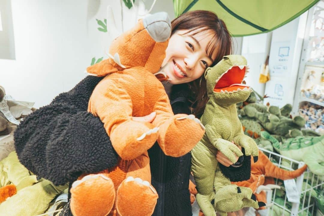 寺田安裕香さんのインスタグラム写真 - (寺田安裕香Instagram)「🦖💗 ・ ・ ・ ・ ・ #恐竜 #大好き #ikea #ぬいぐるみ #買うか迷った #dinosaur #tyrannosaurus  #japan #japanesegirl  #좋아요 #팔로미#추억#일상룩 #漂亮 #赞 #粉我 #followｍe」1月10日 13時43分 - ayukaterada