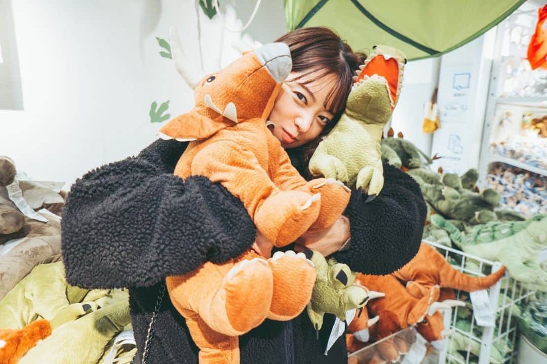 寺田安裕香のインスタグラム：「🦖💗 ・ ・ ・ ・ ・ #恐竜 #大好き #ikea #ぬいぐるみ #買うか迷った #dinosaur #tyrannosaurus  #japan #japanesegirl  #좋아요 #팔로미#추억#일상룩 #漂亮 #赞 #粉我 #followｍe」