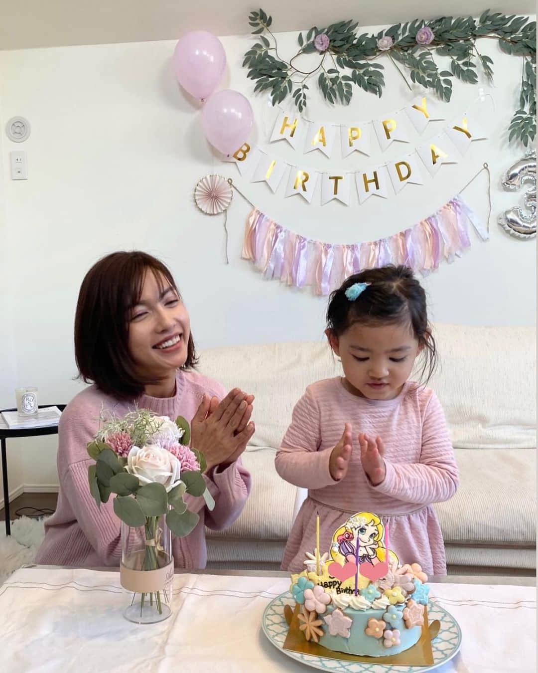 黒宮ニイナさんのインスタグラム写真 - (黒宮ニイナInstagram)「お誕生日会のテーマはラプンツェル💜 なので、ママも娘に合わせて珍しくピンク☺️ママとお揃いって喜んでる娘ちゃん可愛い😘  お誕生日ケーキ🎂は前からリクエストのラプンツェル👸💜 アリエルが好きだったのに急にラプンツェルになって、誕生日前夜にはアナ雪のケーキがいいと言われコロコロ変わってこちらとしては焦る😅  でも、ケーキを見た瞬間、わぁ〜ラプンツェルと満面の笑顔で喜んでくれて大正解でした😄✨要するにプリンセスならなんでも良かったのかも😅 娘の大好きなアイシングクッキーがたっぷりなので最初から周りのお花のクッキーパクパク食べ尽くしてた😋  #愛娘 #娘 #母娘 #女の子 #お誕生日 #お誕生日パーティー #おうちパーティー #3歳誕生日 #おうちスタジオ #おうち写真館 #お誕生日ケーキ #ラプンツェルケーキ #プリンセスケーキ #1月生まれ #2児ママ #2人育児 #2人目 #ママライフ #mama #2kidsmom #mamalife」1月10日 13時54分 - niina_pilates0827