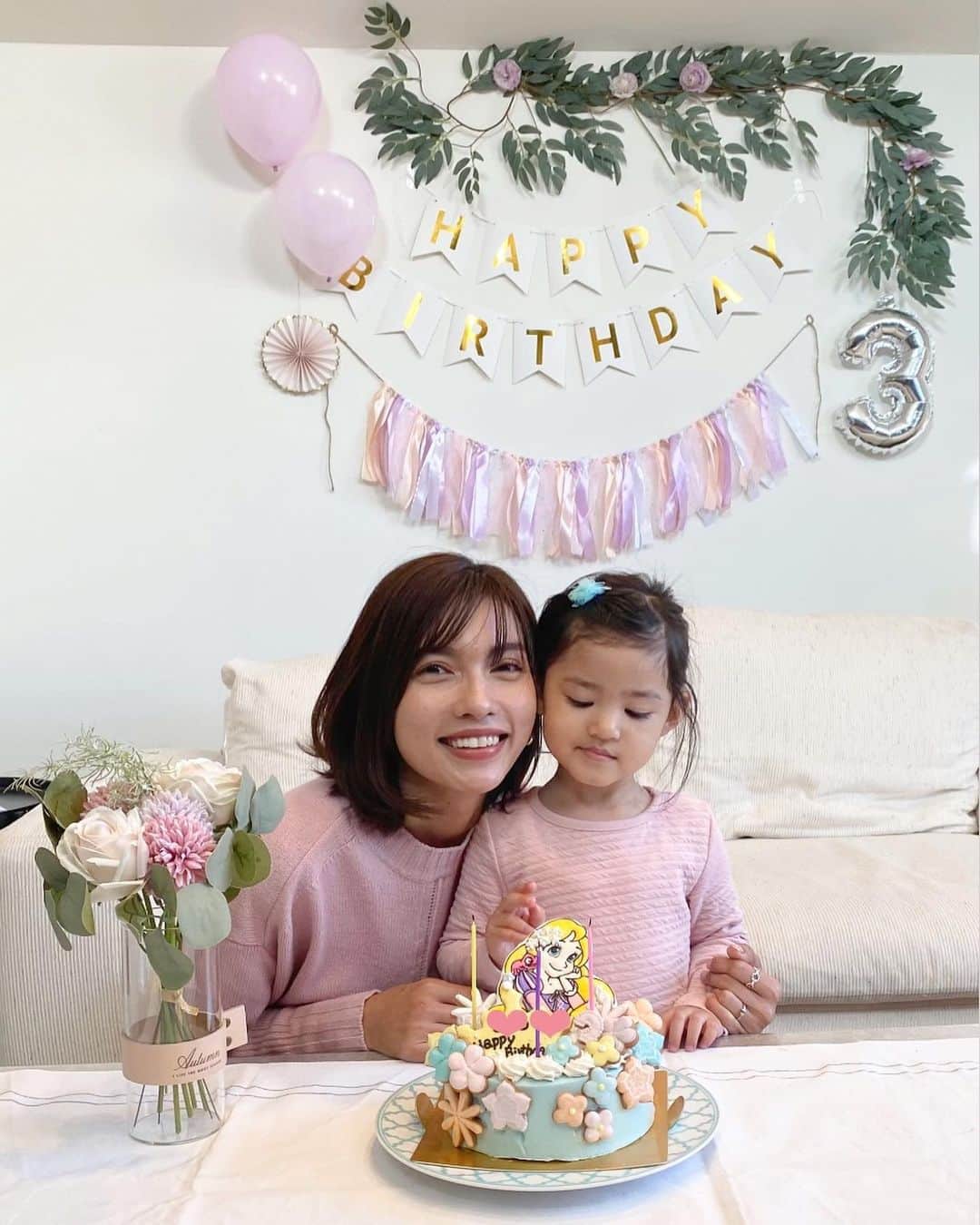 黒宮ニイナのインスタグラム：「お誕生日会のテーマはラプンツェル💜 なので、ママも娘に合わせて珍しくピンク☺️ママとお揃いって喜んでる娘ちゃん可愛い😘  お誕生日ケーキ🎂は前からリクエストのラプンツェル👸💜 アリエルが好きだったのに急にラプンツェルになって、誕生日前夜にはアナ雪のケーキがいいと言われコロコロ変わってこちらとしては焦る😅  でも、ケーキを見た瞬間、わぁ〜ラプンツェルと満面の笑顔で喜んでくれて大正解でした😄✨要するにプリンセスならなんでも良かったのかも😅 娘の大好きなアイシングクッキーがたっぷりなので最初から周りのお花のクッキーパクパク食べ尽くしてた😋  #愛娘 #娘 #母娘 #女の子 #お誕生日 #お誕生日パーティー #おうちパーティー #3歳誕生日 #おうちスタジオ #おうち写真館 #お誕生日ケーキ #ラプンツェルケーキ #プリンセスケーキ #1月生まれ #2児ママ #2人育児 #2人目 #ママライフ #mama #2kidsmom #mamalife」