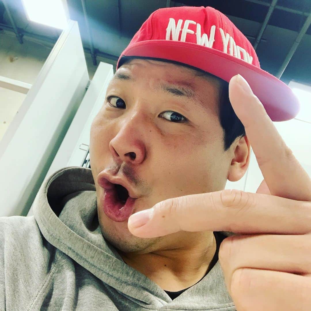 のインスタグラム：「楽屋で拾った帽子のおかげで今年はラッパーでいけそうです。 チェケラィ！」