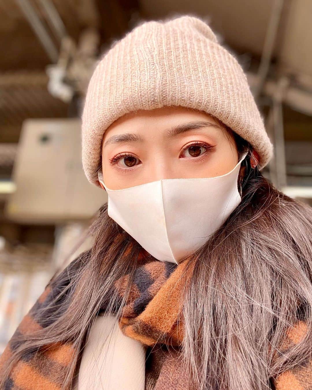 榊原みゆくさんのインスタグラム写真 - (榊原みゆくInstagram)「【アイライナー】 Suqquの新色、オレンジのアイライナー、なかなか良いわ♬  アイライナーが綺麗に描ける日は、何故かテンション上がる♬  @suqqu_official   #アイライナー命 #アイライナー #アイライナーリキッド #suqqu #suqquアイライナー #アラフォーコーデ #アラフォーファッション #アラフォーメイク #アラフォーモデル #アラフォーライフ #アラフォー女子 #zarawomen #joshuaellis #followｍe #photography #photooftheday #ootd」1月10日 14時03分 - miyukuscarab