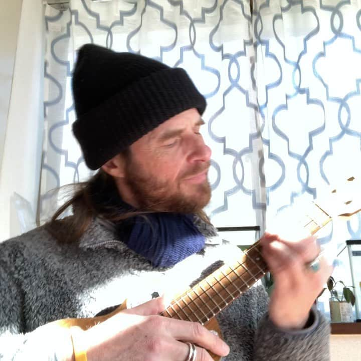 セイン・カミュのインスタグラム：「Here’s my Chutney Strut, for a lazy Sunday 😁 Enjoy 😉❣️🌈 #thanecamus #ukulele #original #ilovemyukulele #chtneystrut #music #musicsaves #lazysunday #feelingblessed」